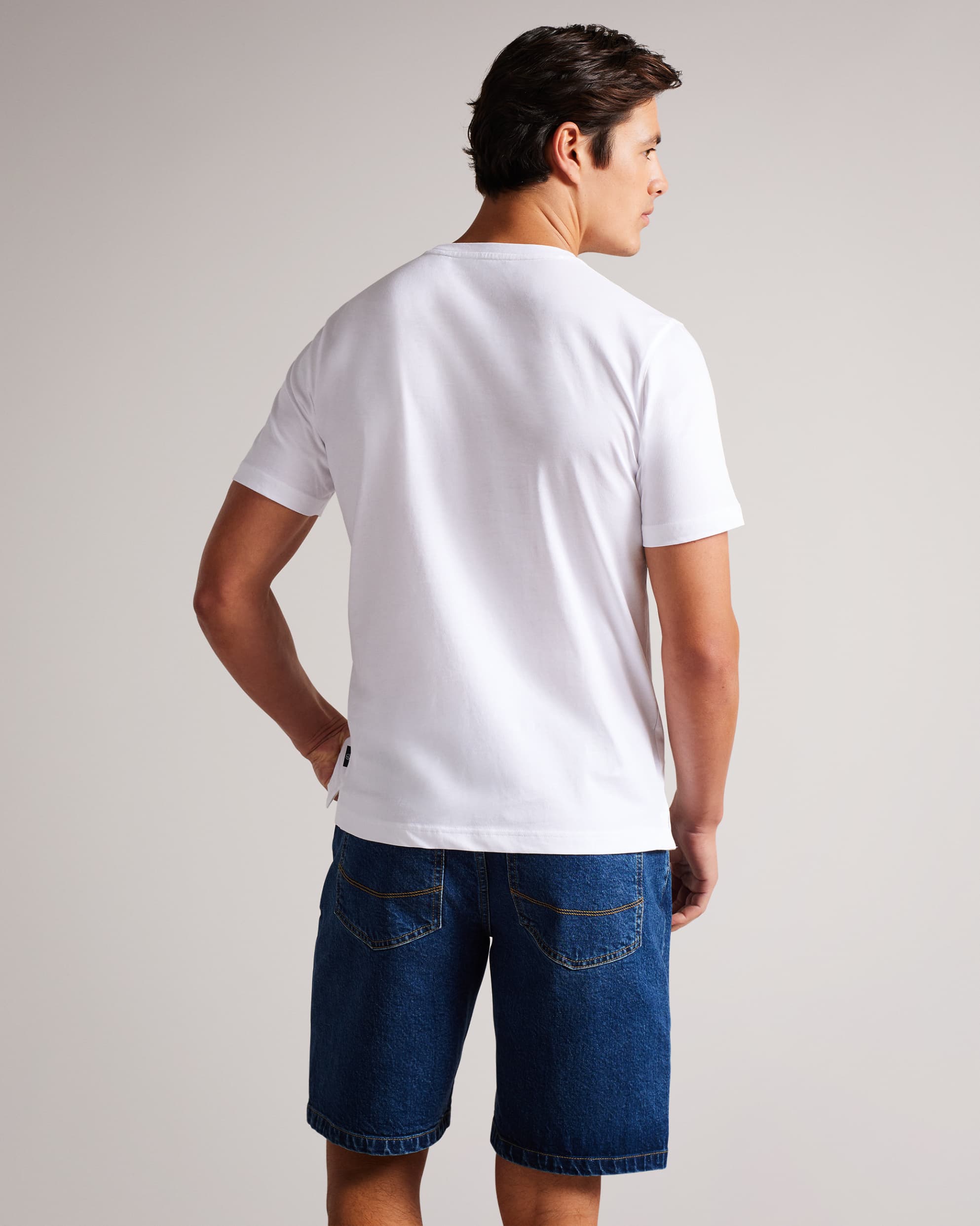 أبتشرش تيشيرت أبيض بأكمام قصيرة