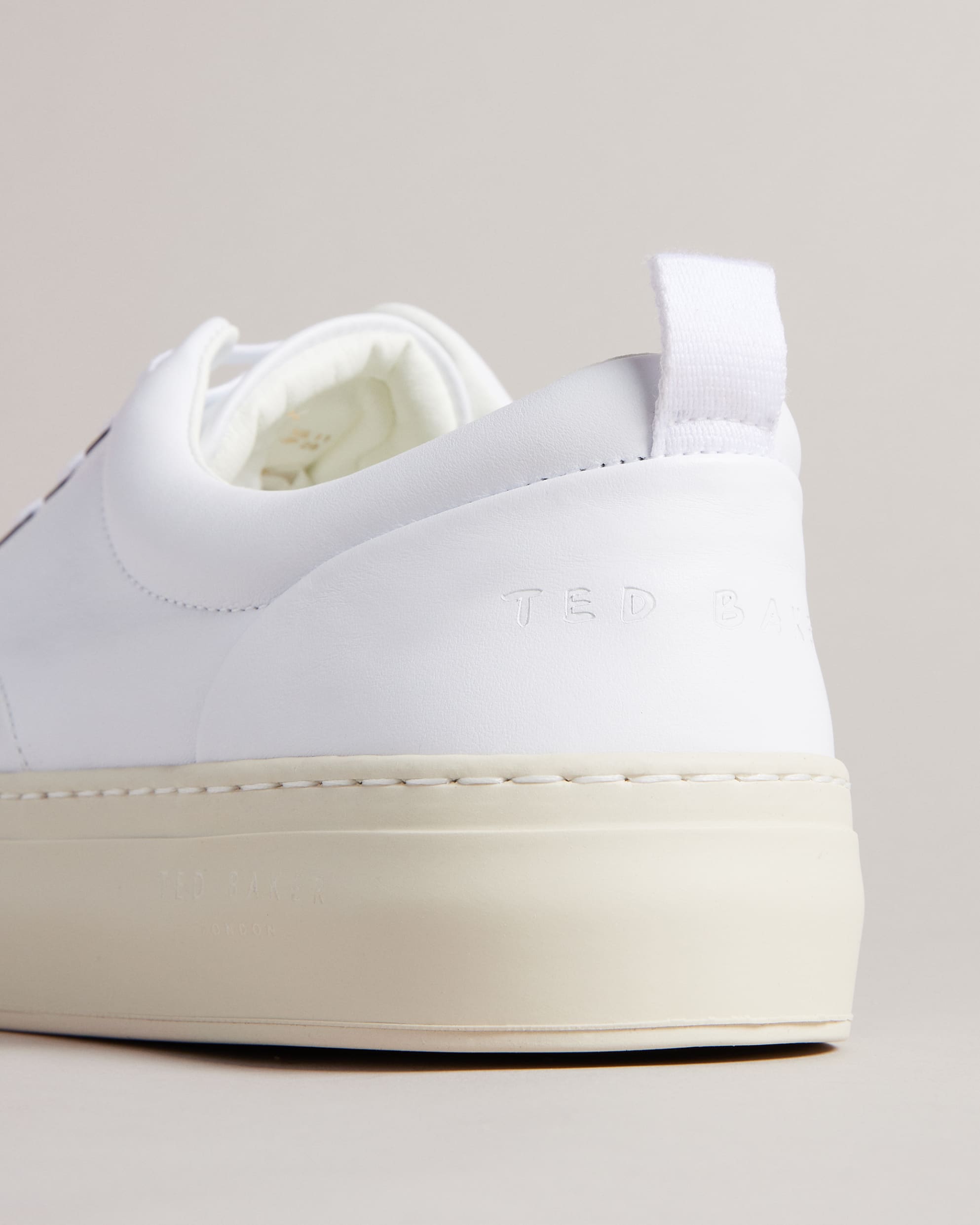 حذاء ديربي جلدي من استون باللون الأبيض