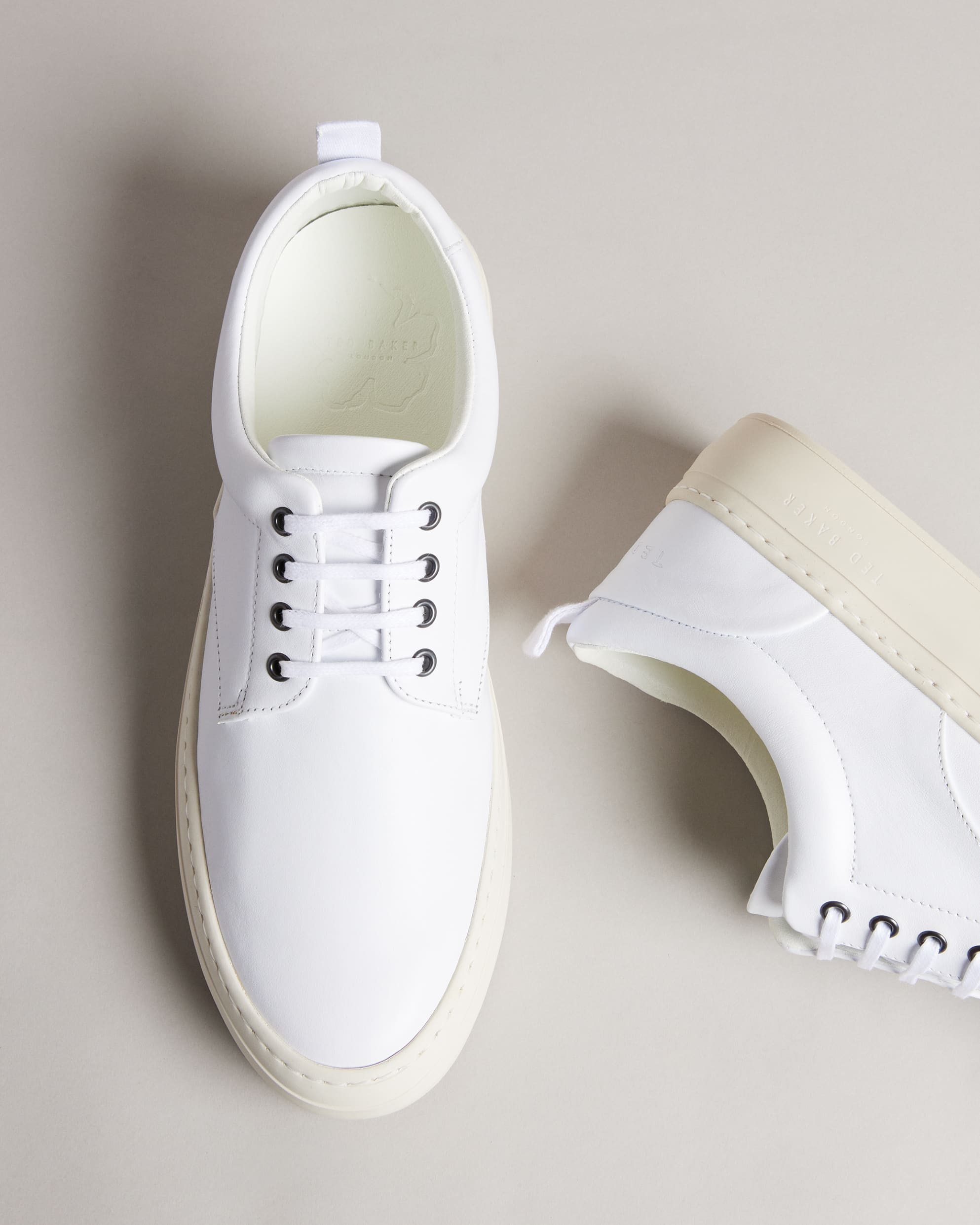 حذاء ديربي جلدي من استون باللون الأبيض