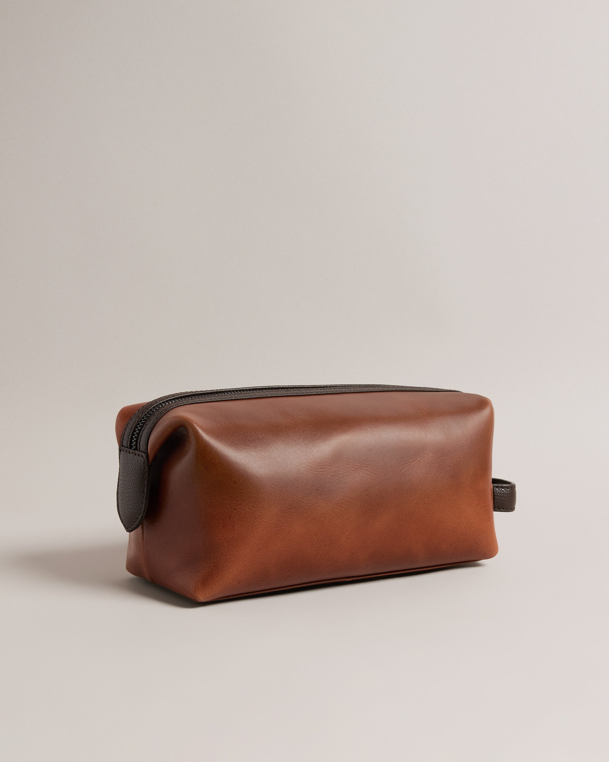 Raylon Waxy Leather Washbag