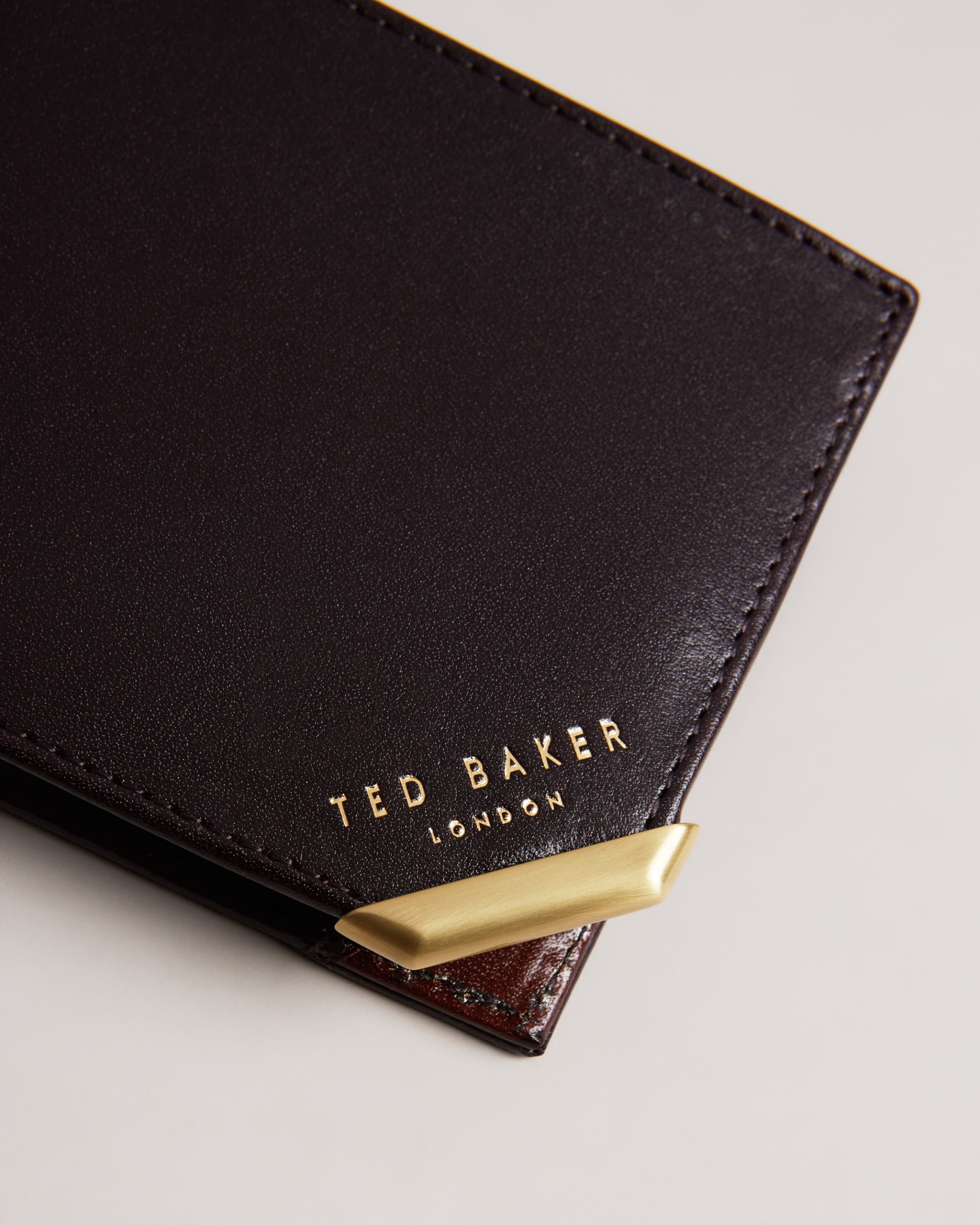 Kornerr Metal Corner Bifold Coin Wallet Brn-Choc