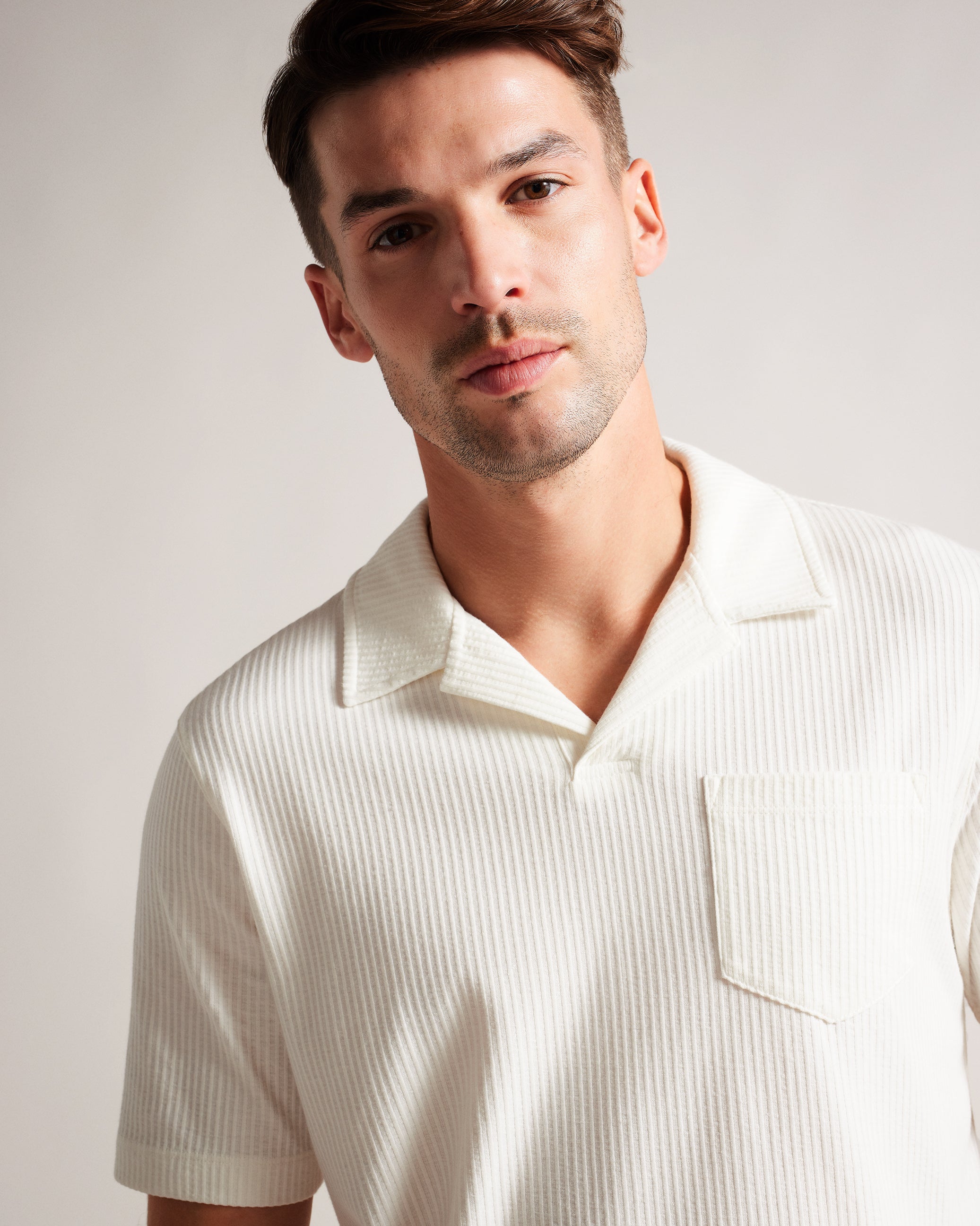 آركس قميص بولو كلاسيكي باللون الأبيض