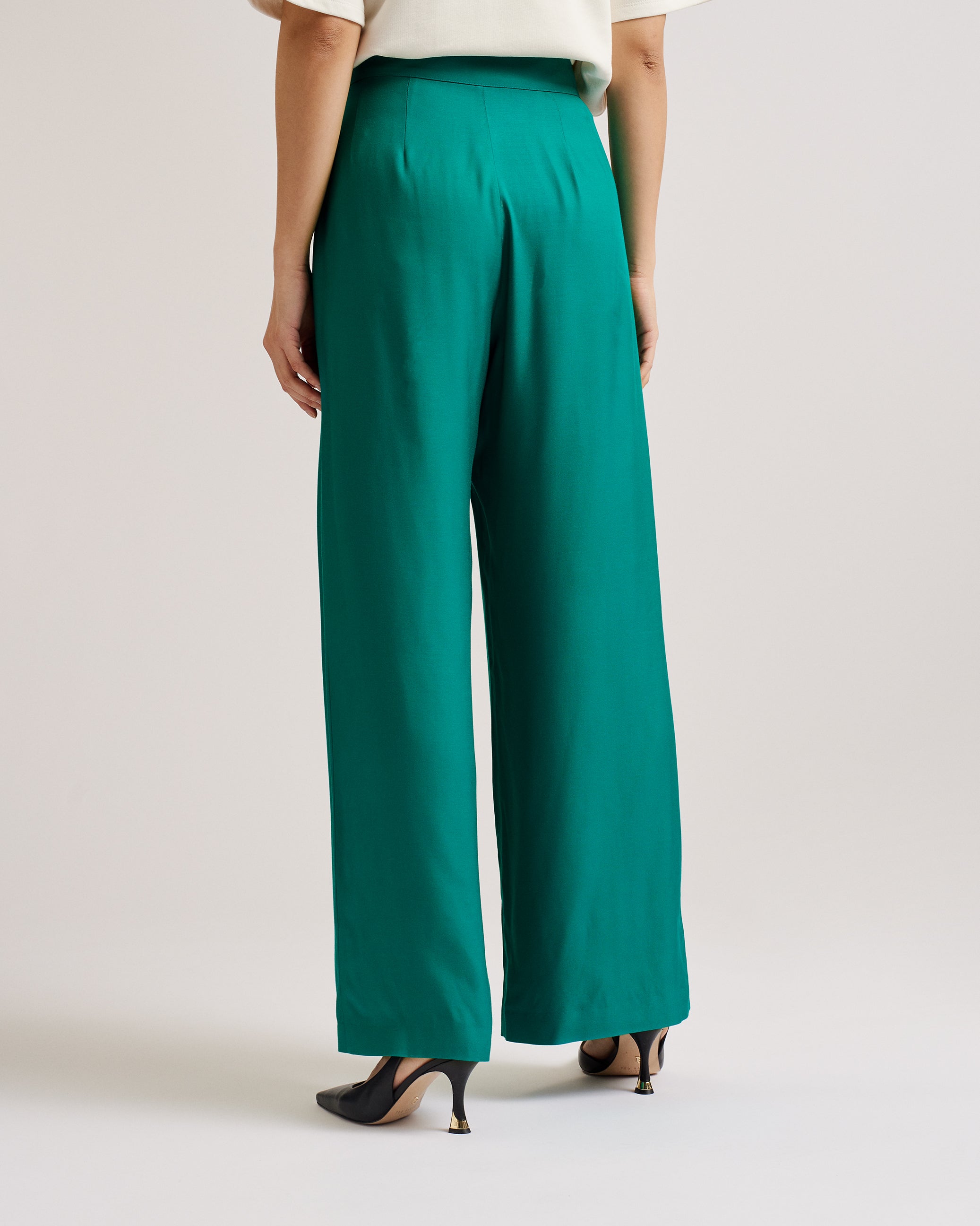 كريسي بنطال بقصة ساق واسعة باللون الأخضر