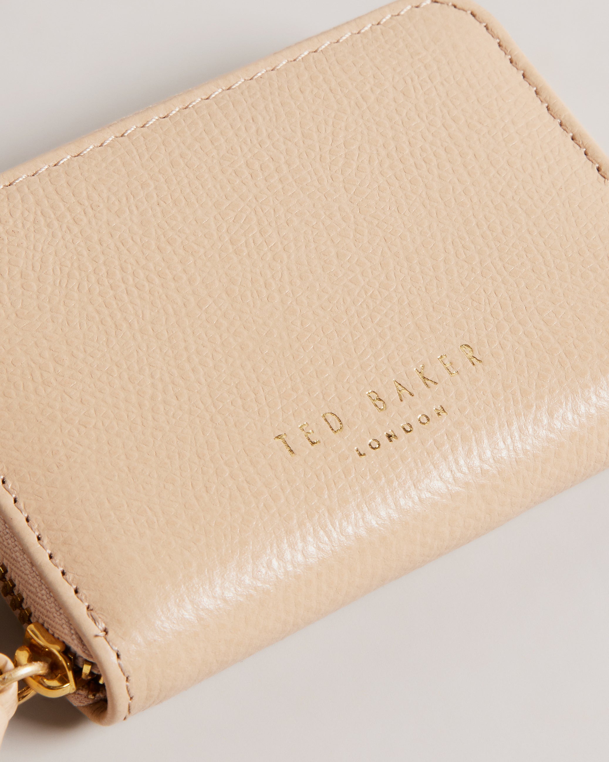 ويسمين محفظة جلدية صغيرة بقفل