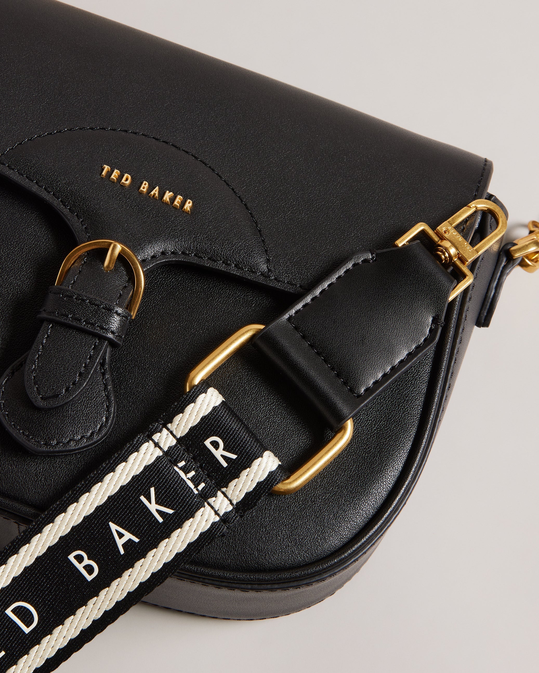 إيسيا حقيبة كروس بودي بحزام كتف منسوج