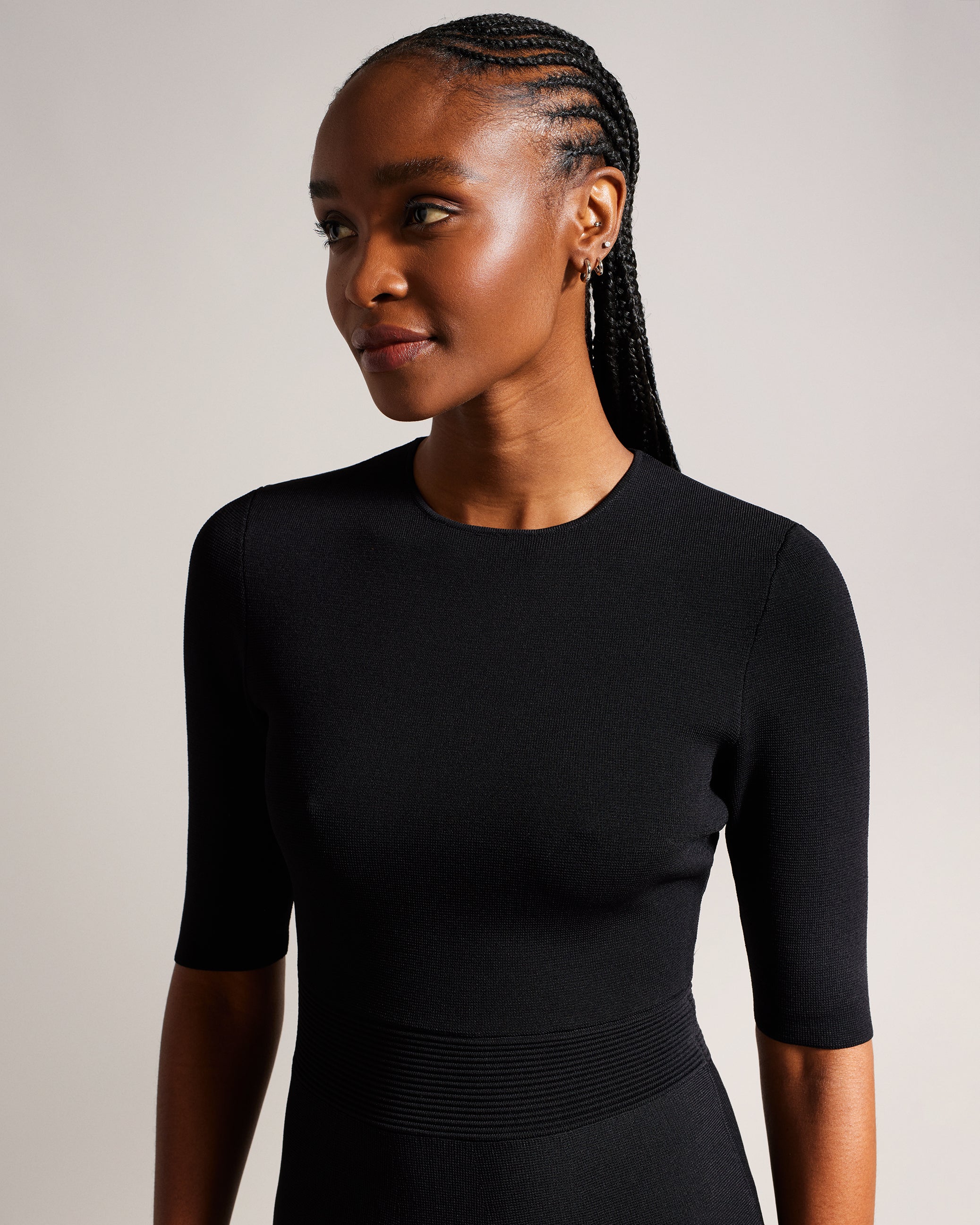 جوزافي فستان محبوك بقصة ضيقة وكشكش