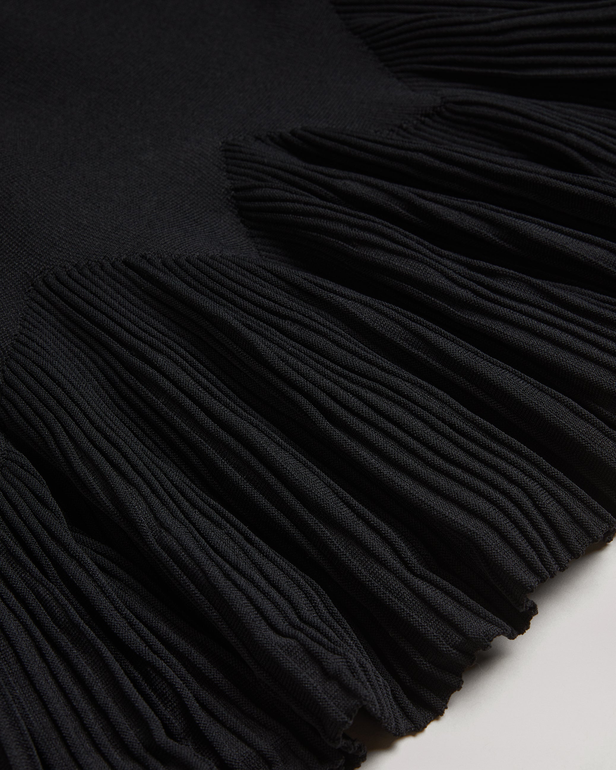 جوزافي فستان محبوك بقصة ضيقة وكشكش