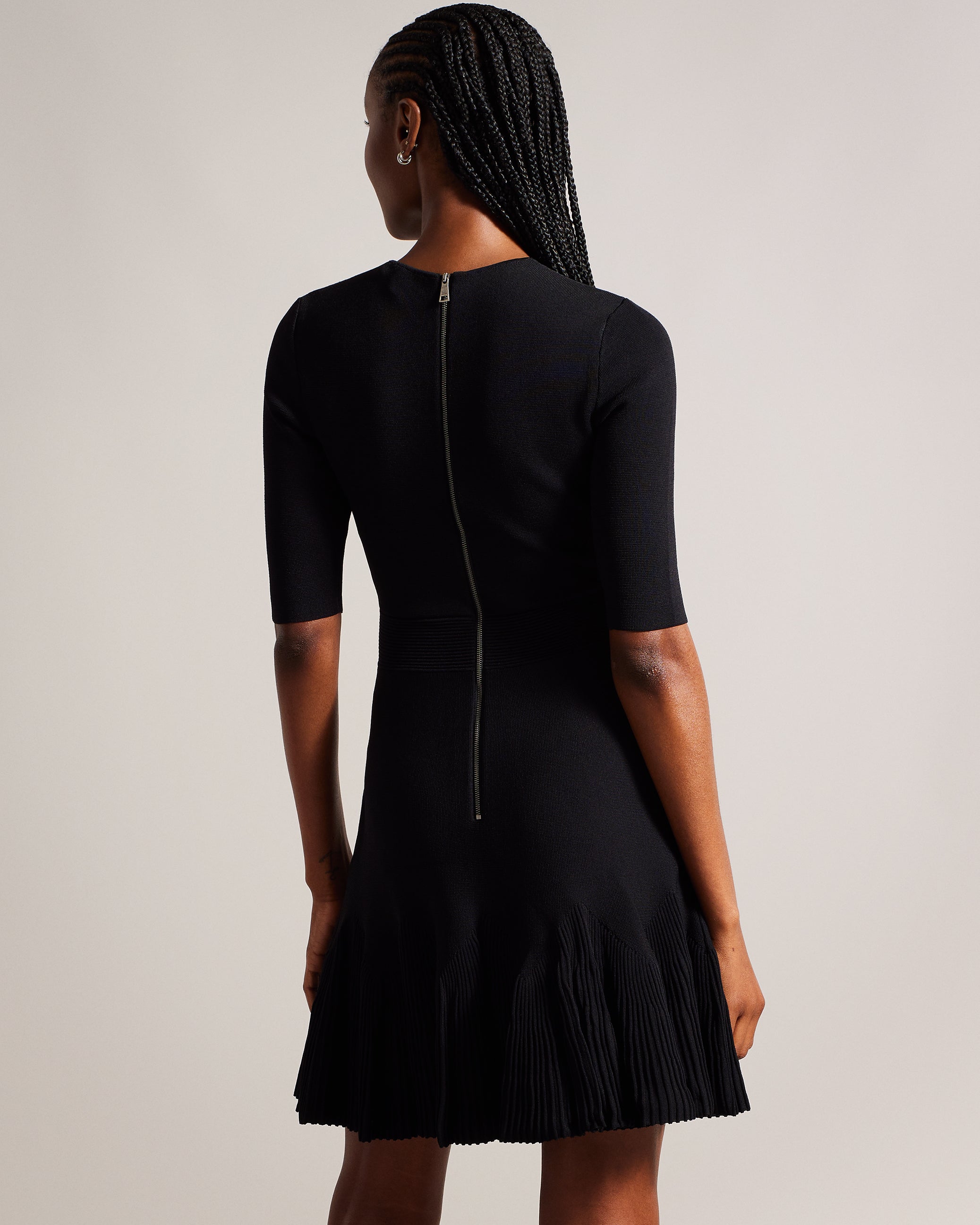 جوزافي فستان محبوك بقصة ضيقة وكشكش