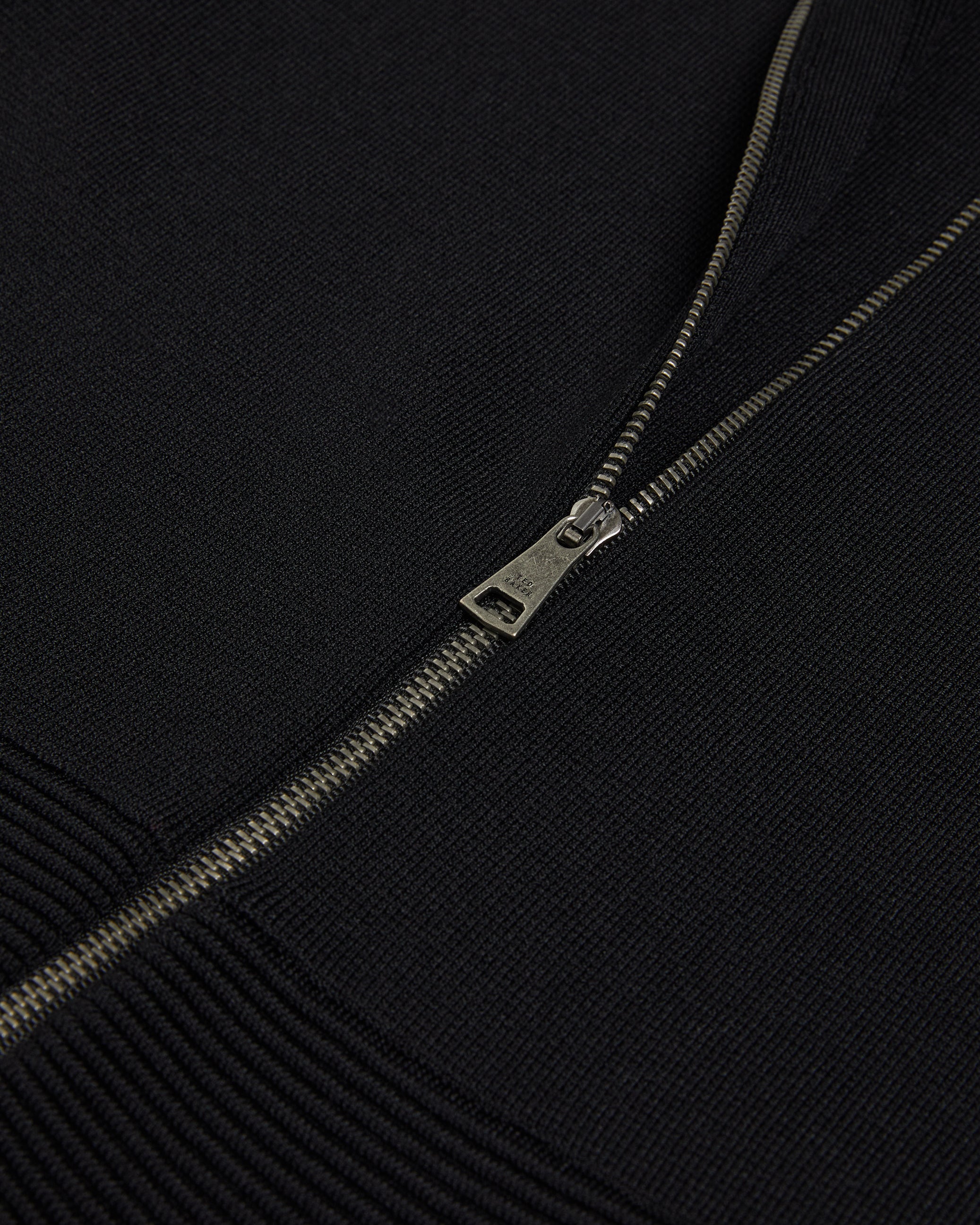 جوزافي فستان محبوك بقصة ضيقة وكشكش