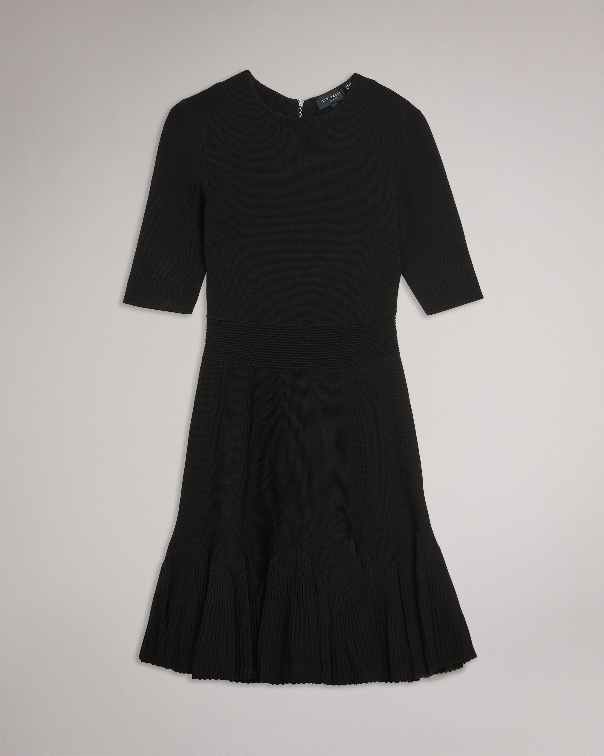 جوزافي فستان محبوك بقصة ضيقة وكشكش