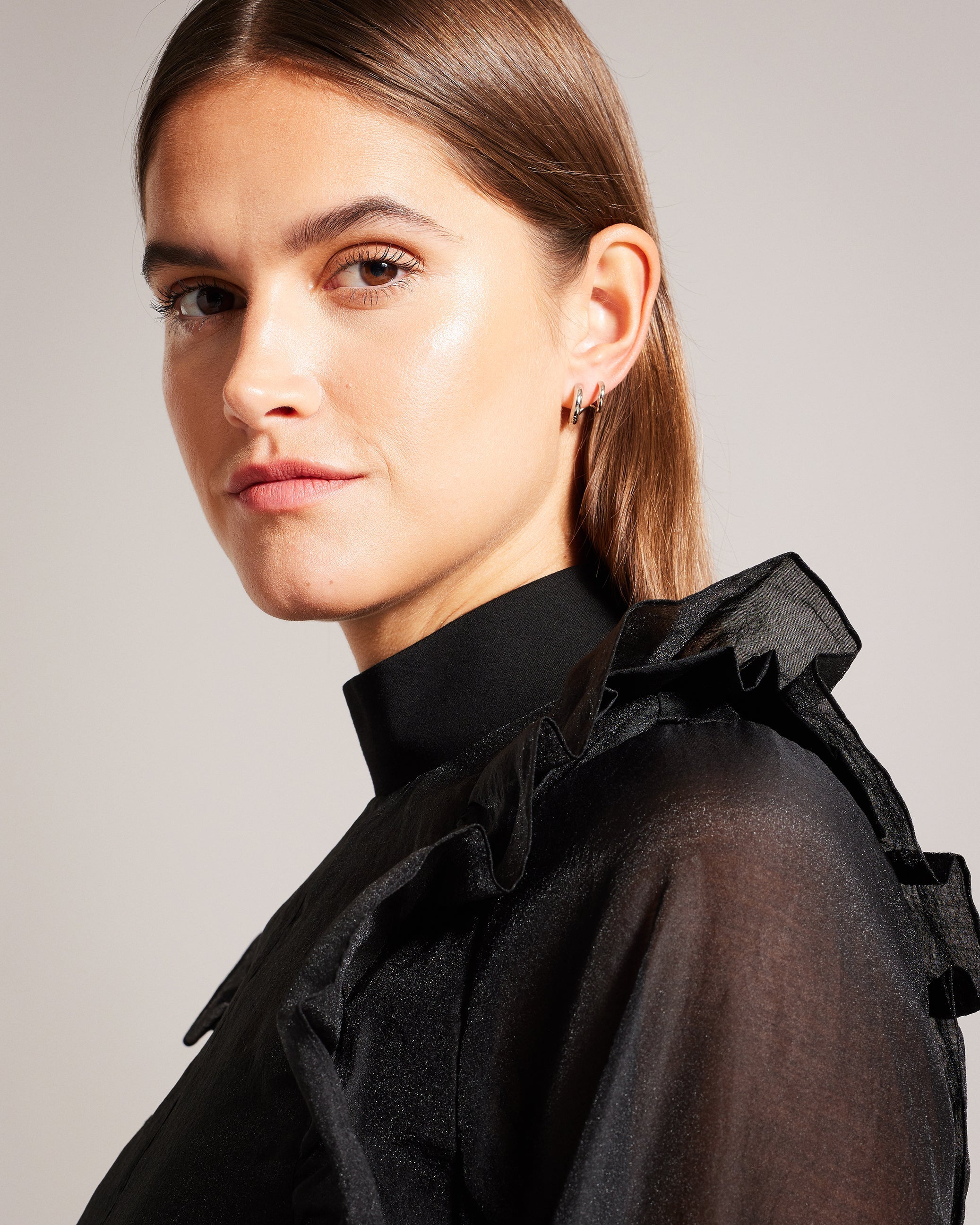 أوبري كنزة بكشكش على الأكتاف