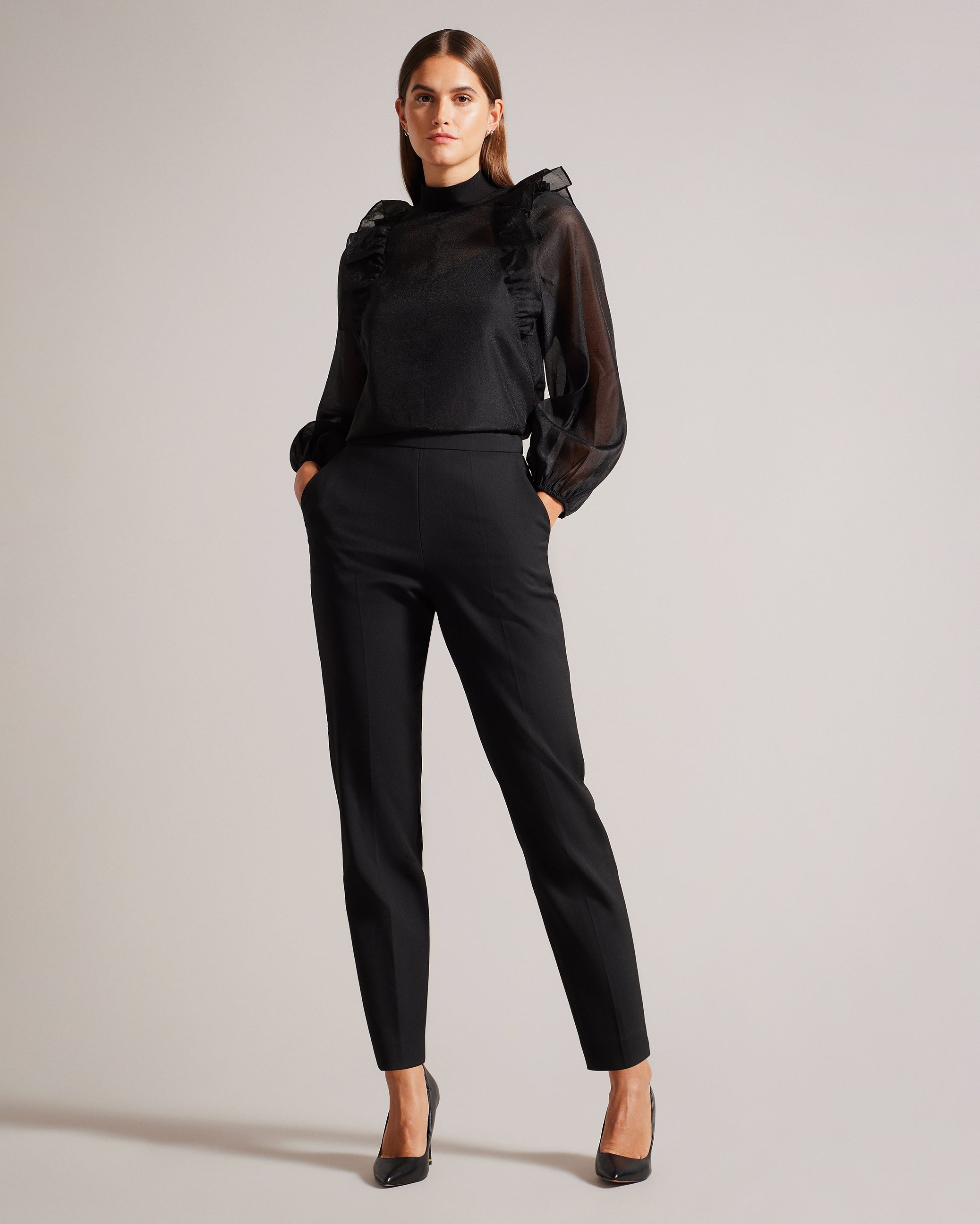 أوبري كنزة بكشكش على الأكتاف