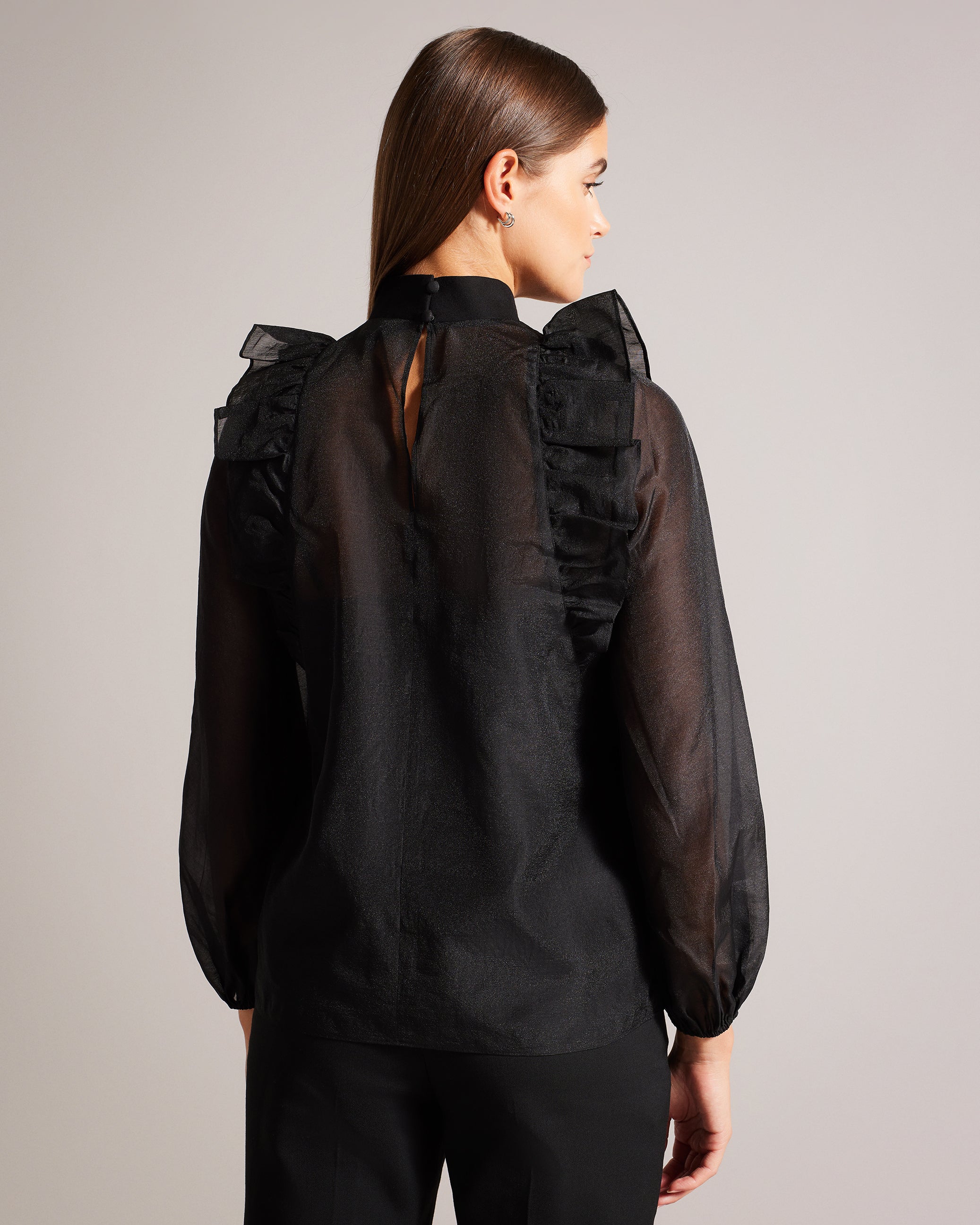 أوبري كنزة بكشكش على الأكتاف