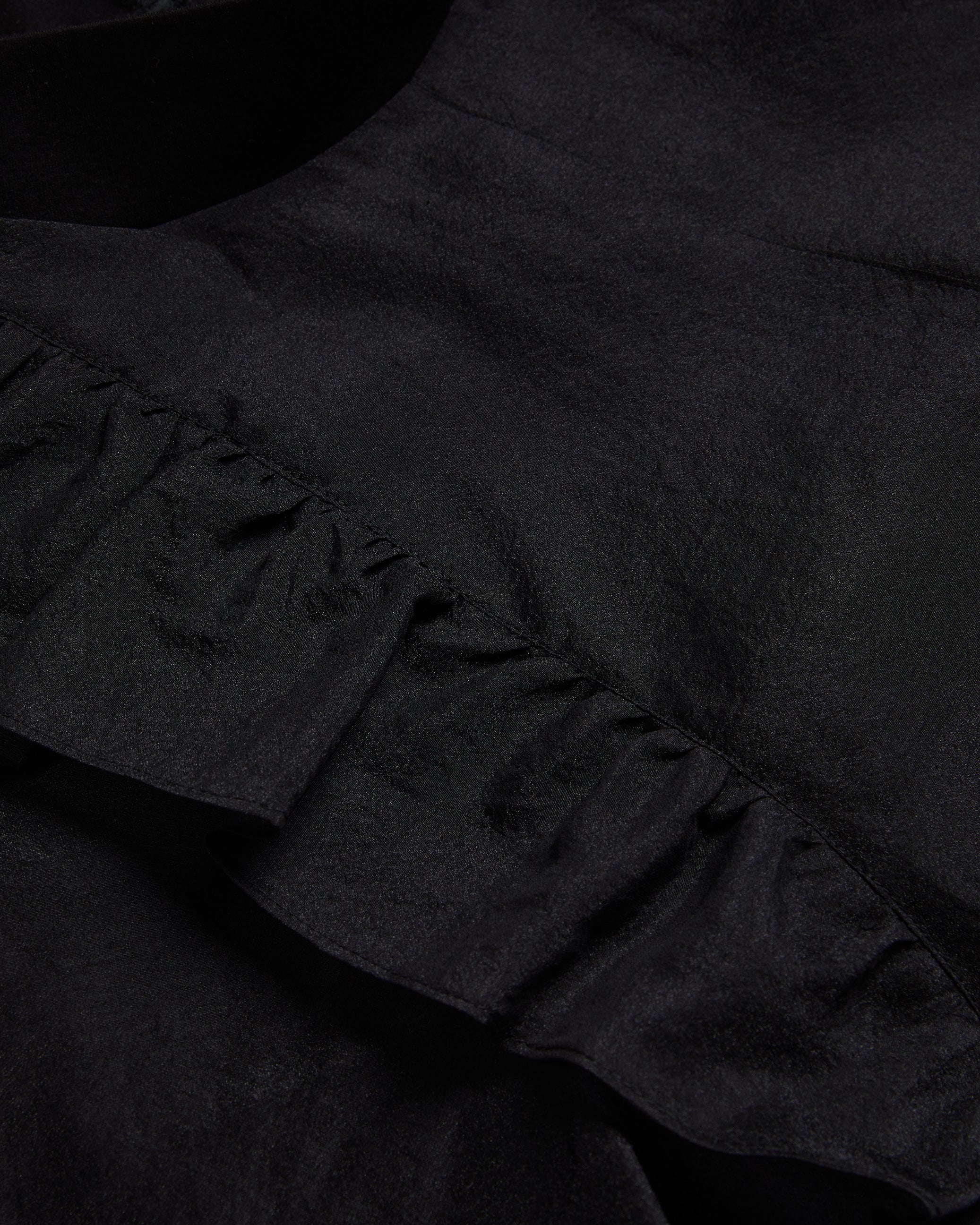 أوبري كنزة بكشكش على الأكتاف