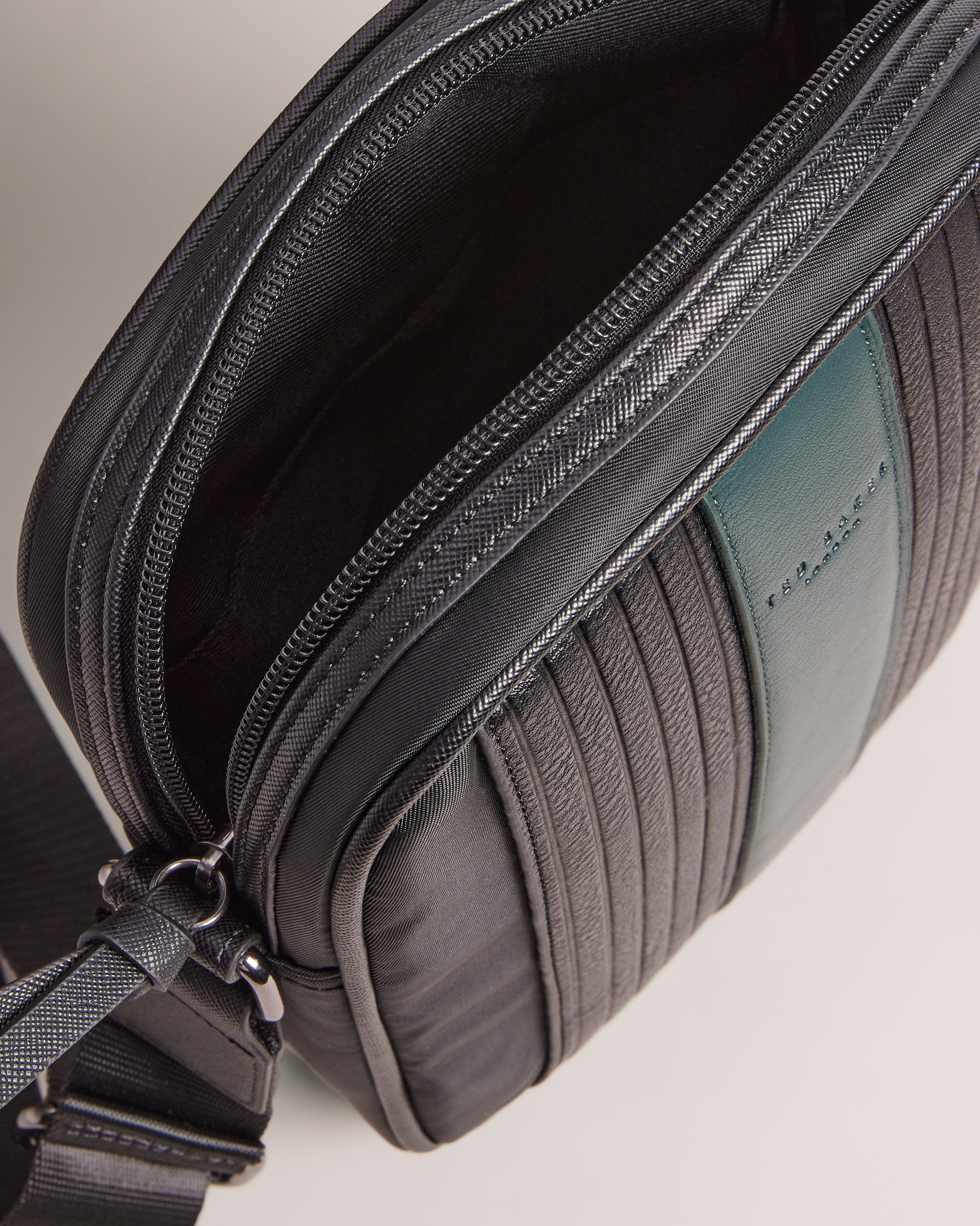 Rockie Core Twill Pu Striped Larger Flight Bag Black