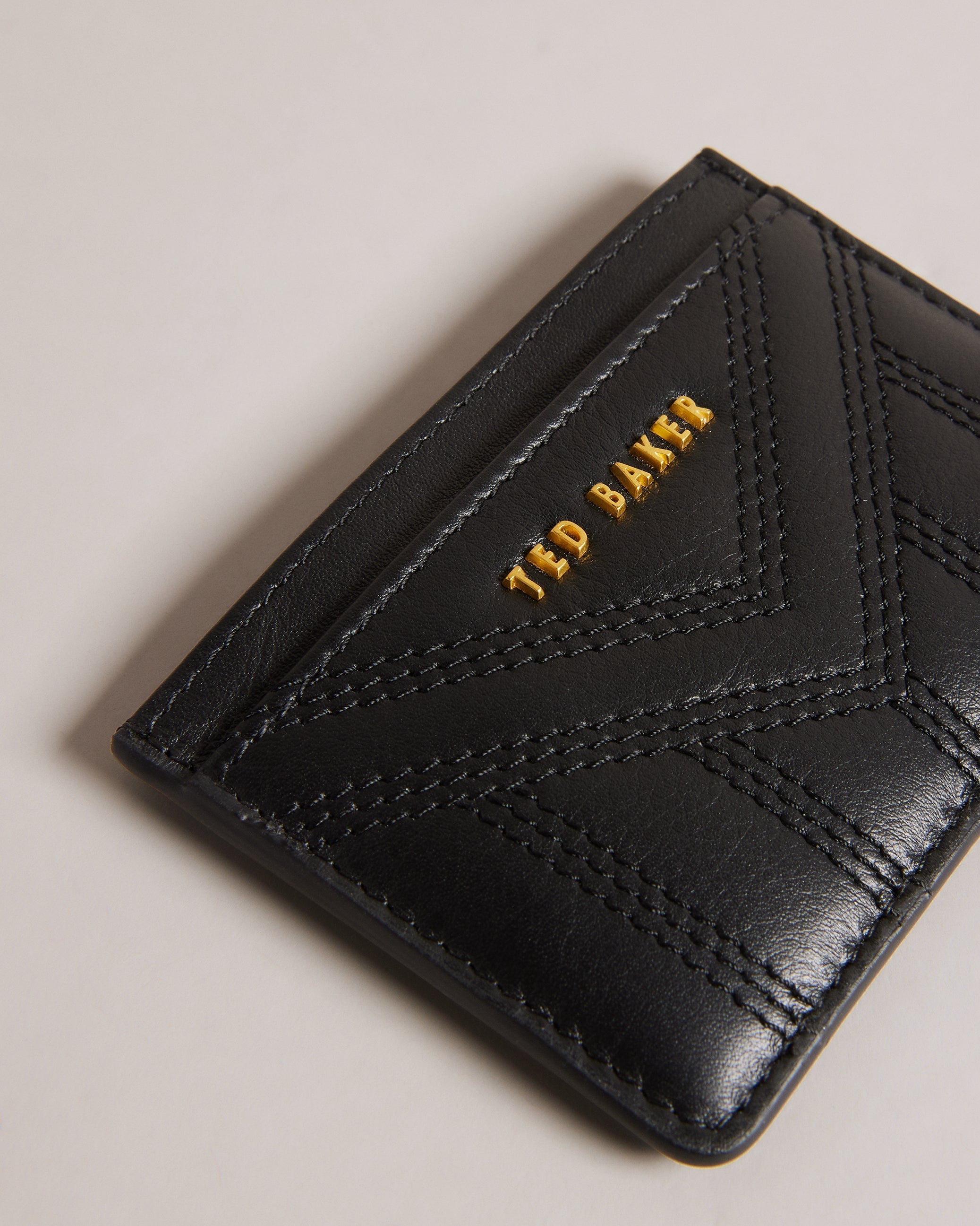 أياني حاملة بطاقات من الجلد مع درزات