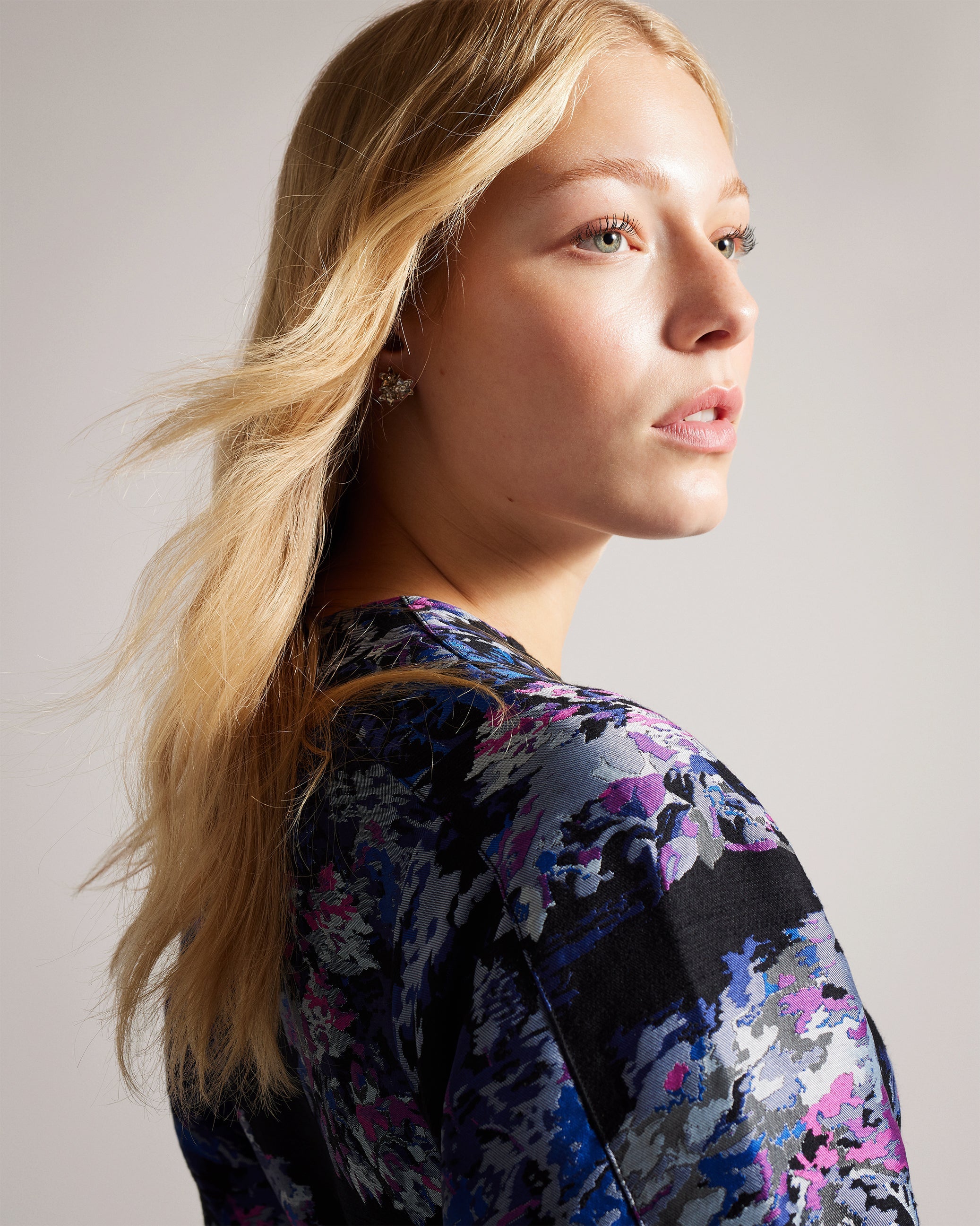 ويلبر فستان قصير بأكمام منفوخة