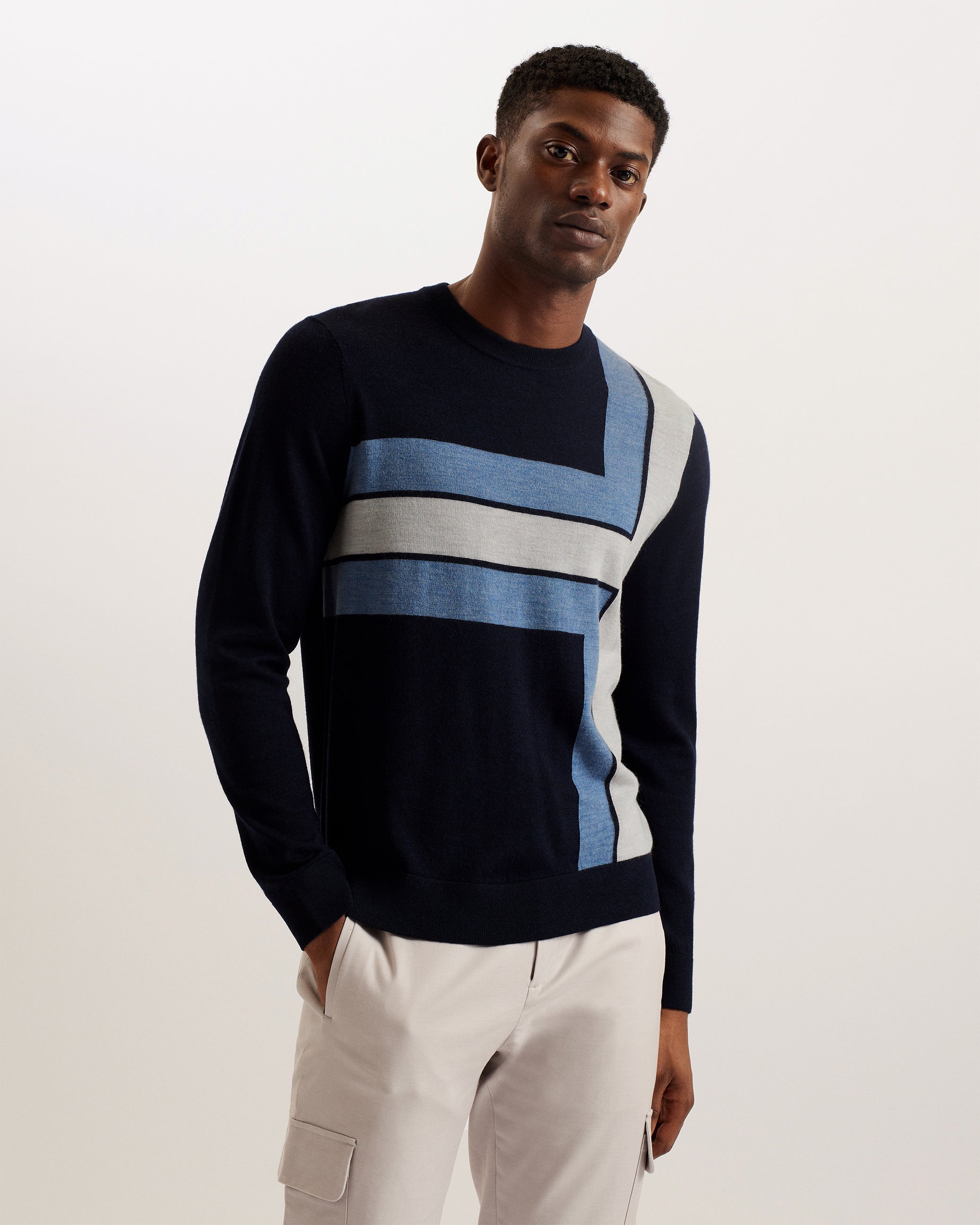 قميص رويكا عادي بأكمام طويلة ورقبة دائرية باللون الأزرق البحري