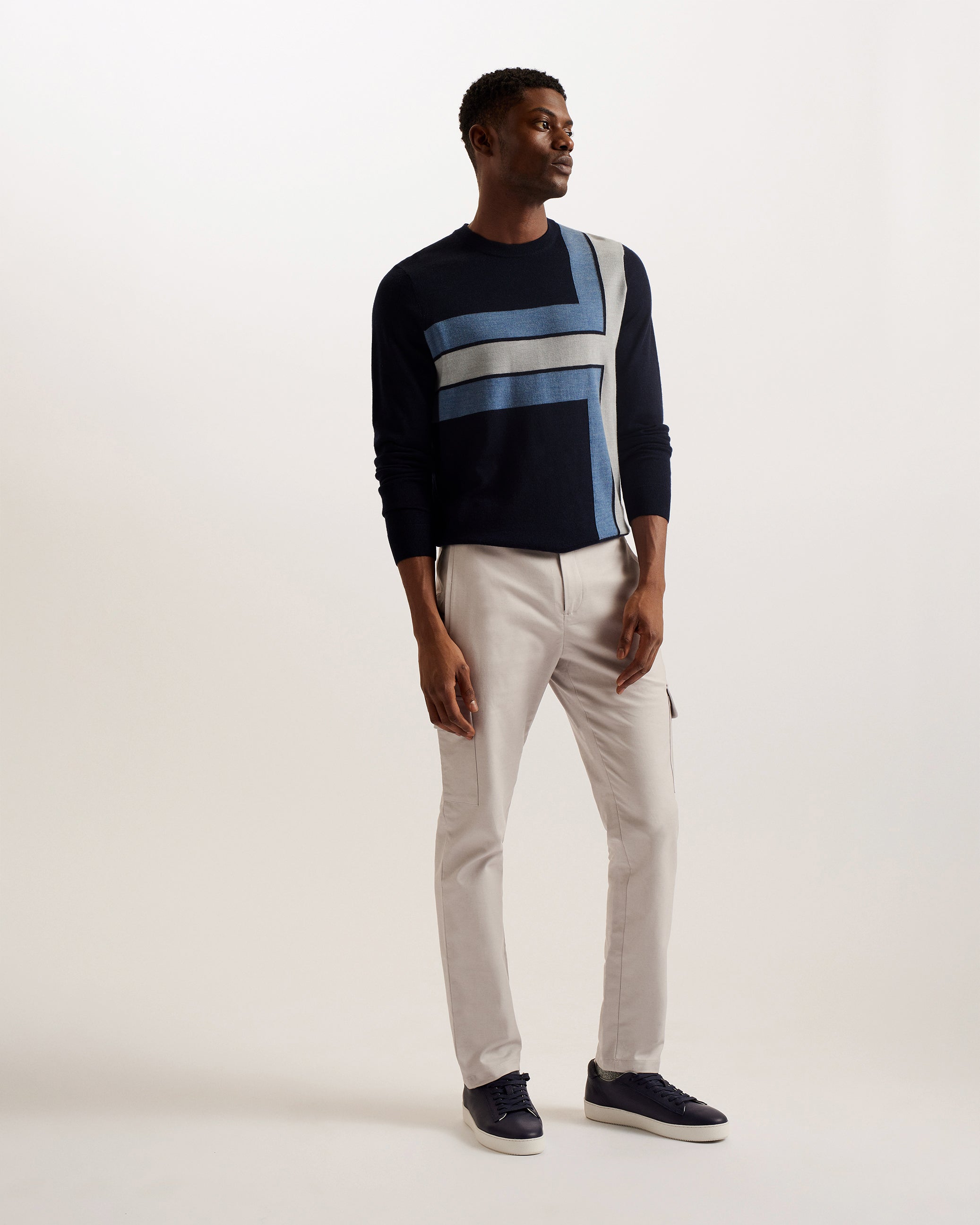 قميص رويكا عادي بأكمام طويلة ورقبة دائرية باللون الأزرق البحري