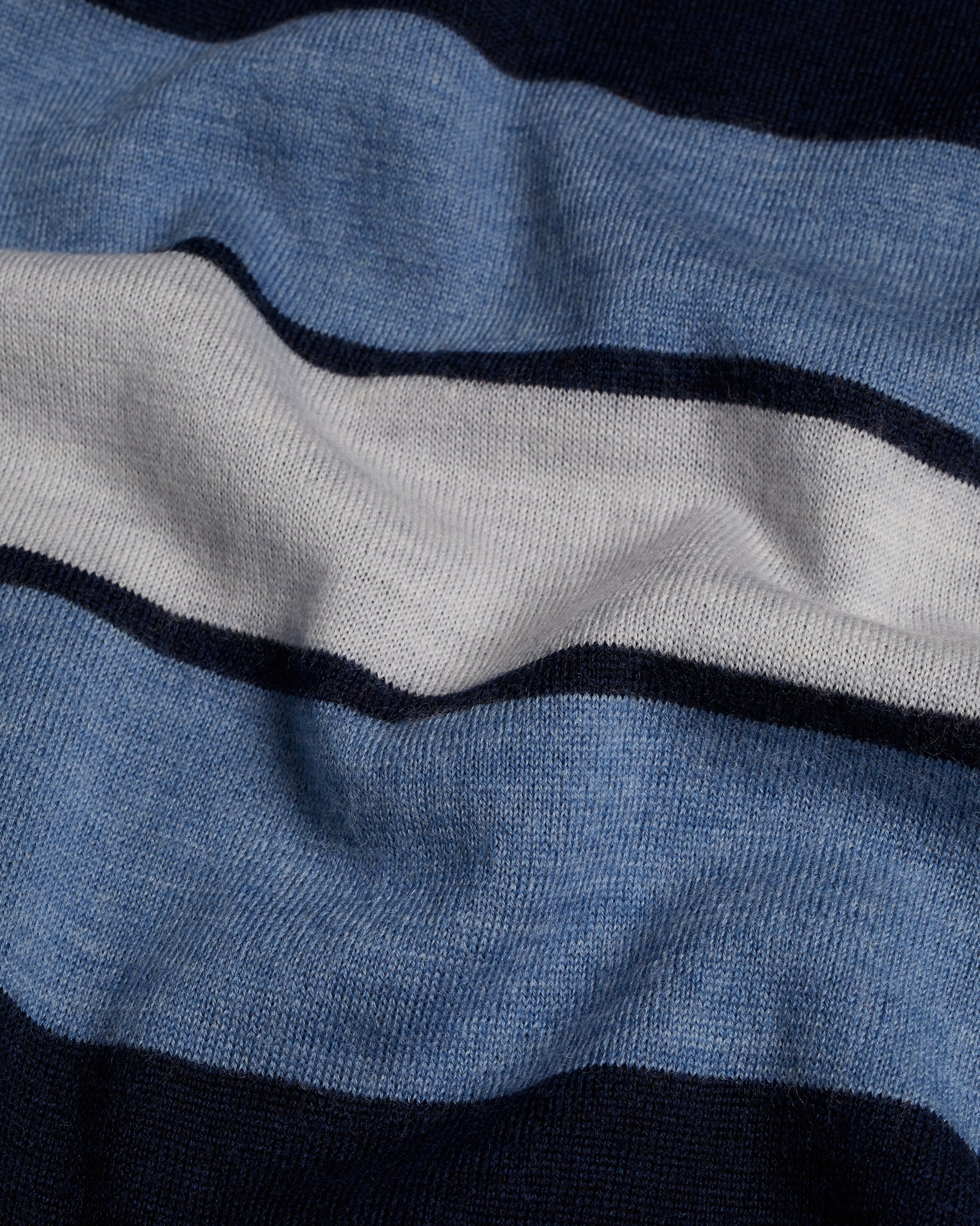 قميص رويكا عادي بأكمام طويلة ورقبة دائرية باللون الأزرق البحري