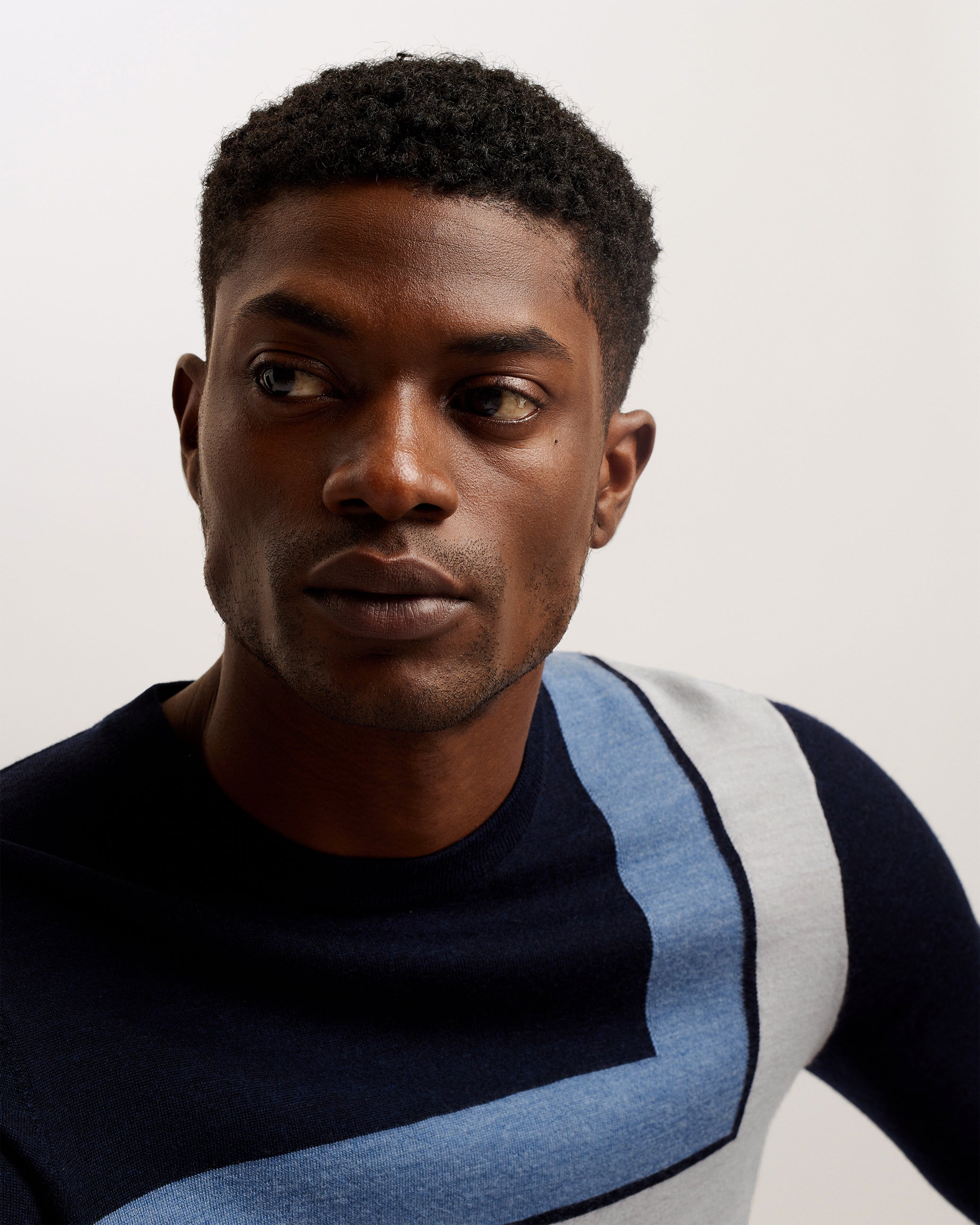 قميص رويكا عادي بأكمام طويلة ورقبة دائرية باللون الأزرق البحري