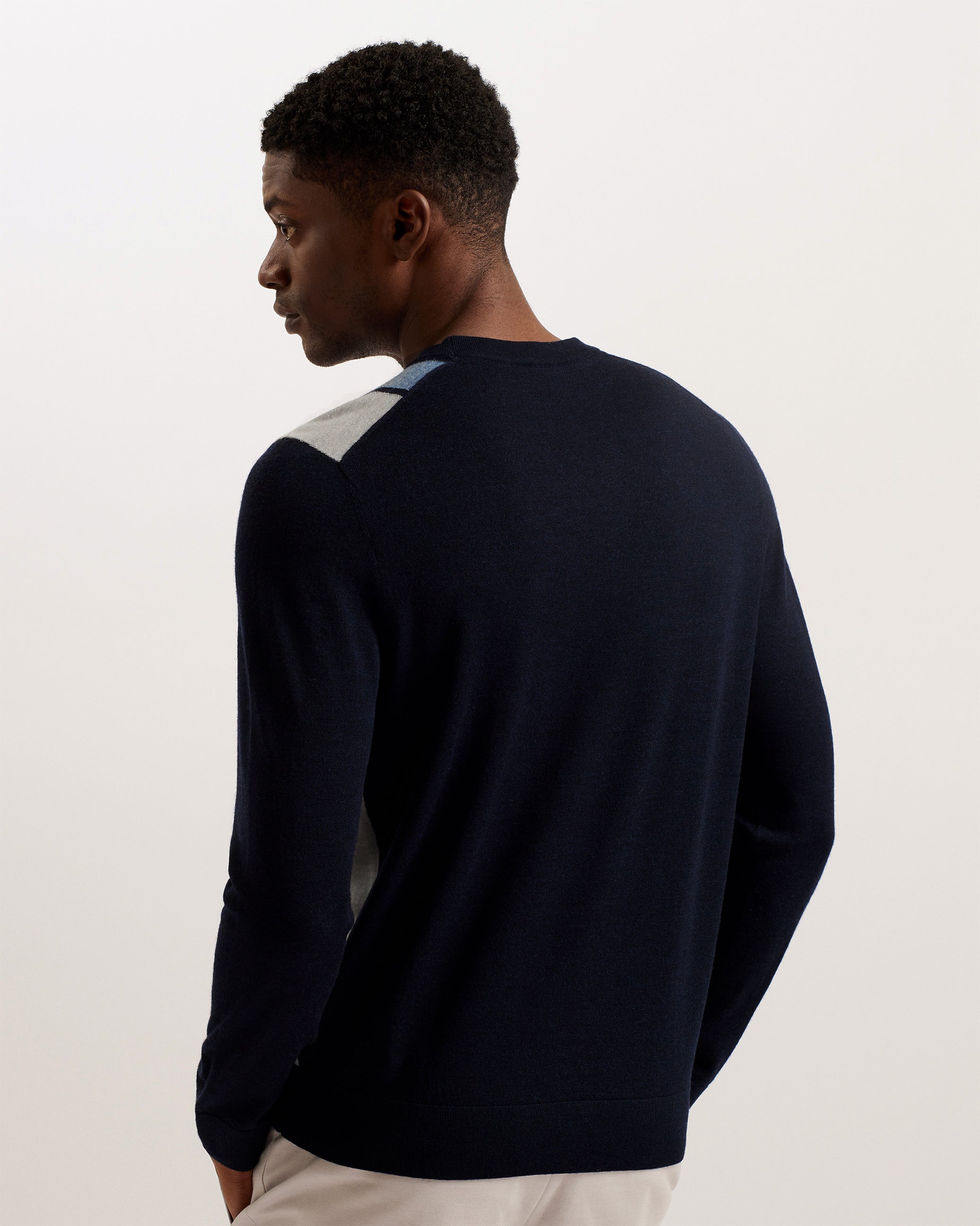 قميص رويكا عادي بأكمام طويلة ورقبة دائرية باللون الأزرق البحري