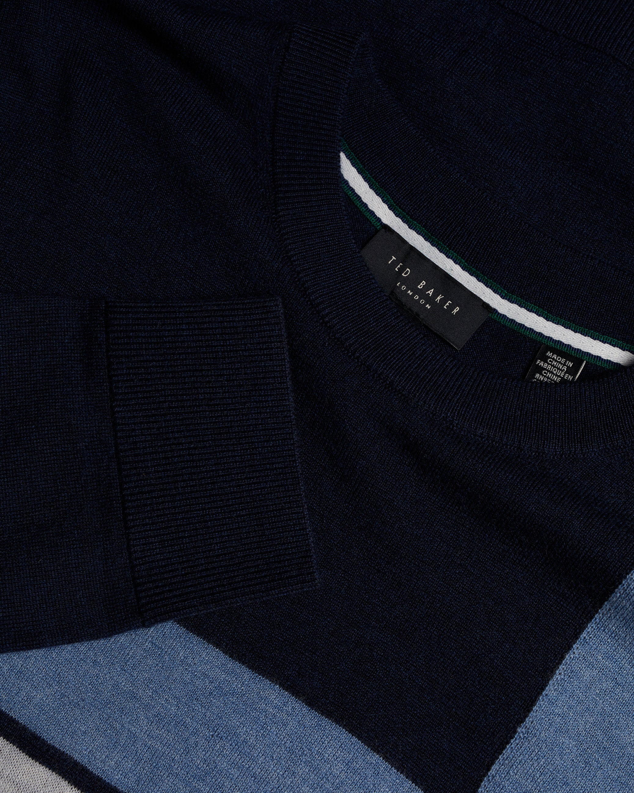 قميص رويكا عادي بأكمام طويلة ورقبة دائرية باللون الأزرق البحري