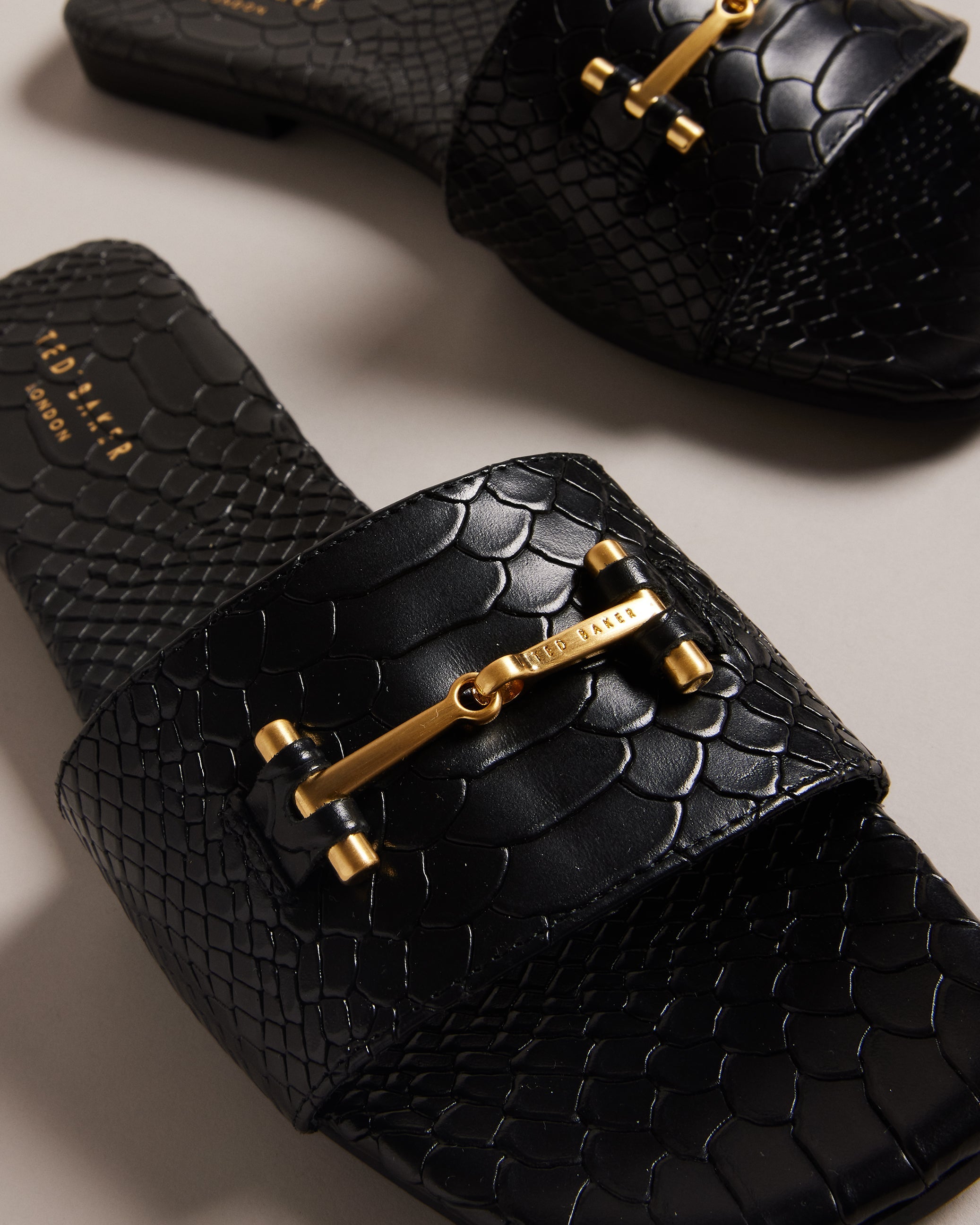 أشينو شبشب جلد 