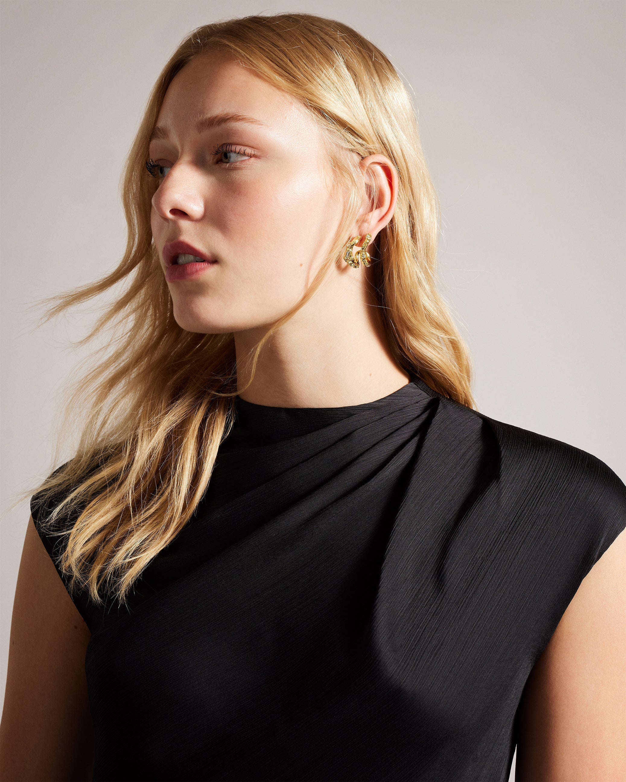 أكاني فستان ميداكسي من الساتان