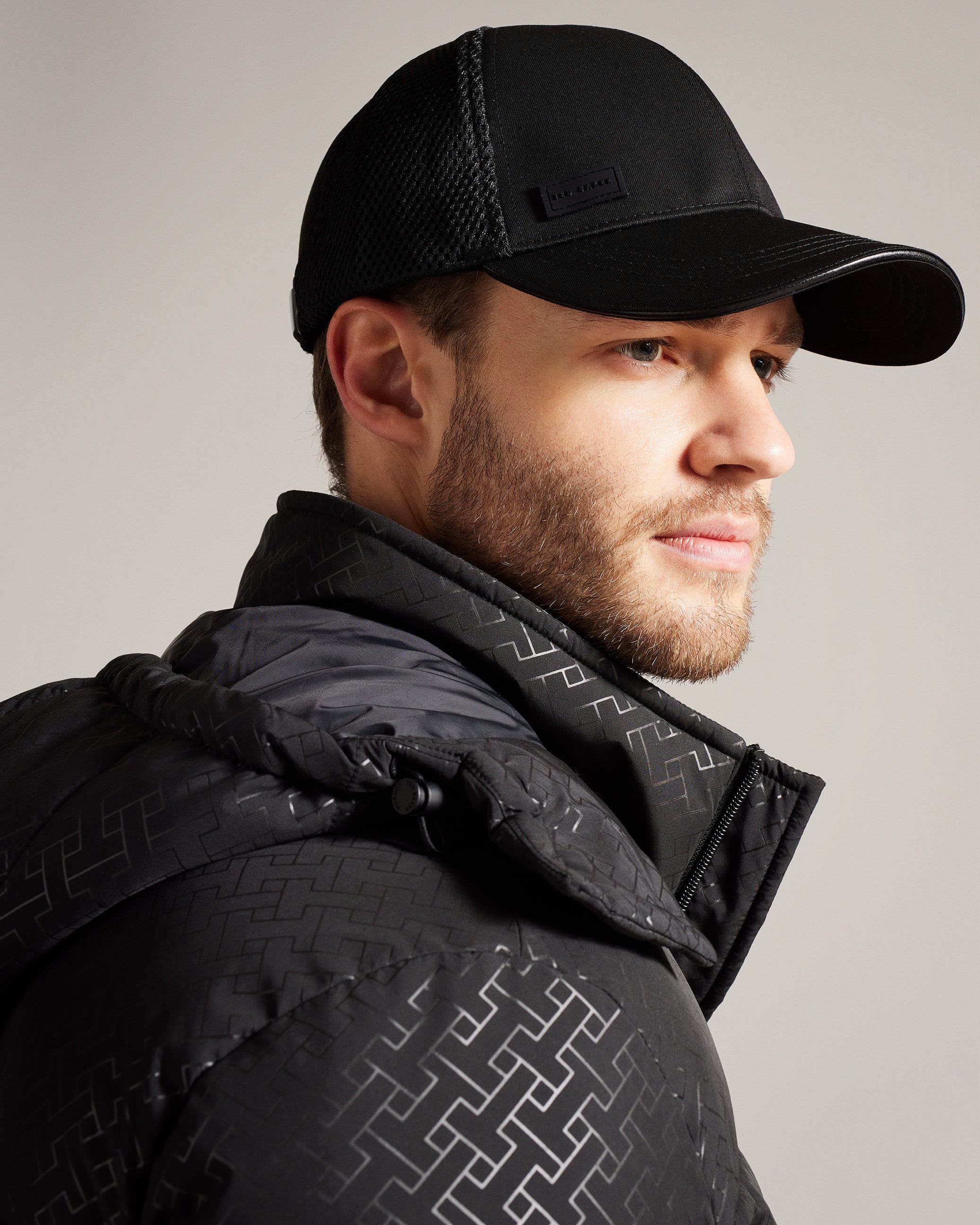 إيثانس كاب قطن بأجزاء من الشبك وشعار T لون أسود