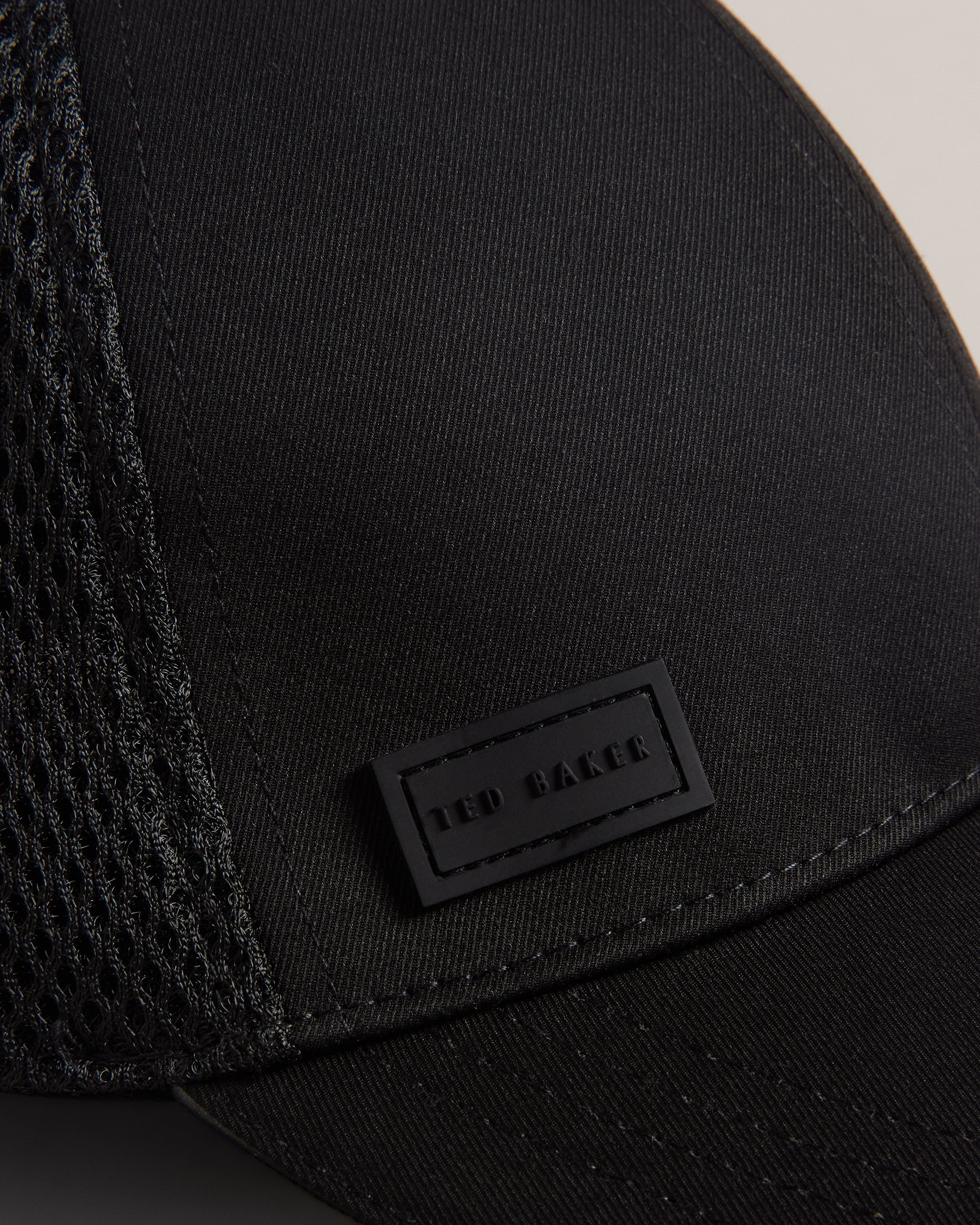 إيثانس كاب قطن بأجزاء من الشبك وشعار T لون أسود