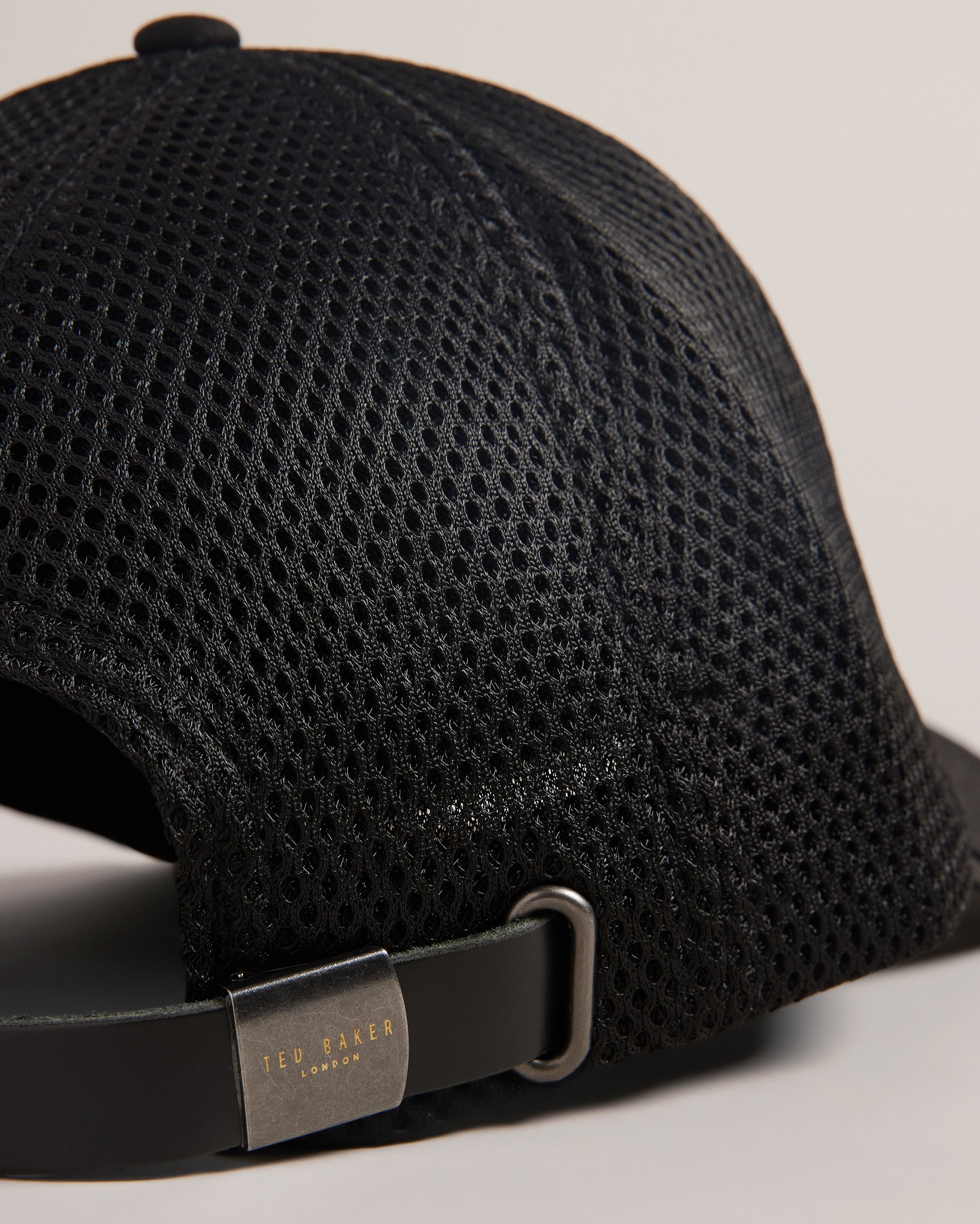 إيثانس كاب قطن بأجزاء من الشبك وشعار T لون أسود