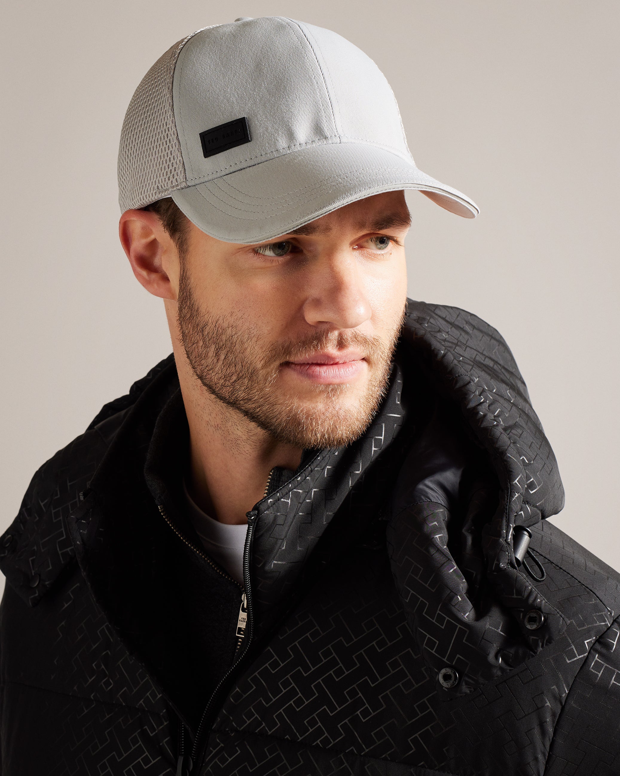 إيثانس كاب قطن بأجزاء من الشبك وشعار T لون رمادي