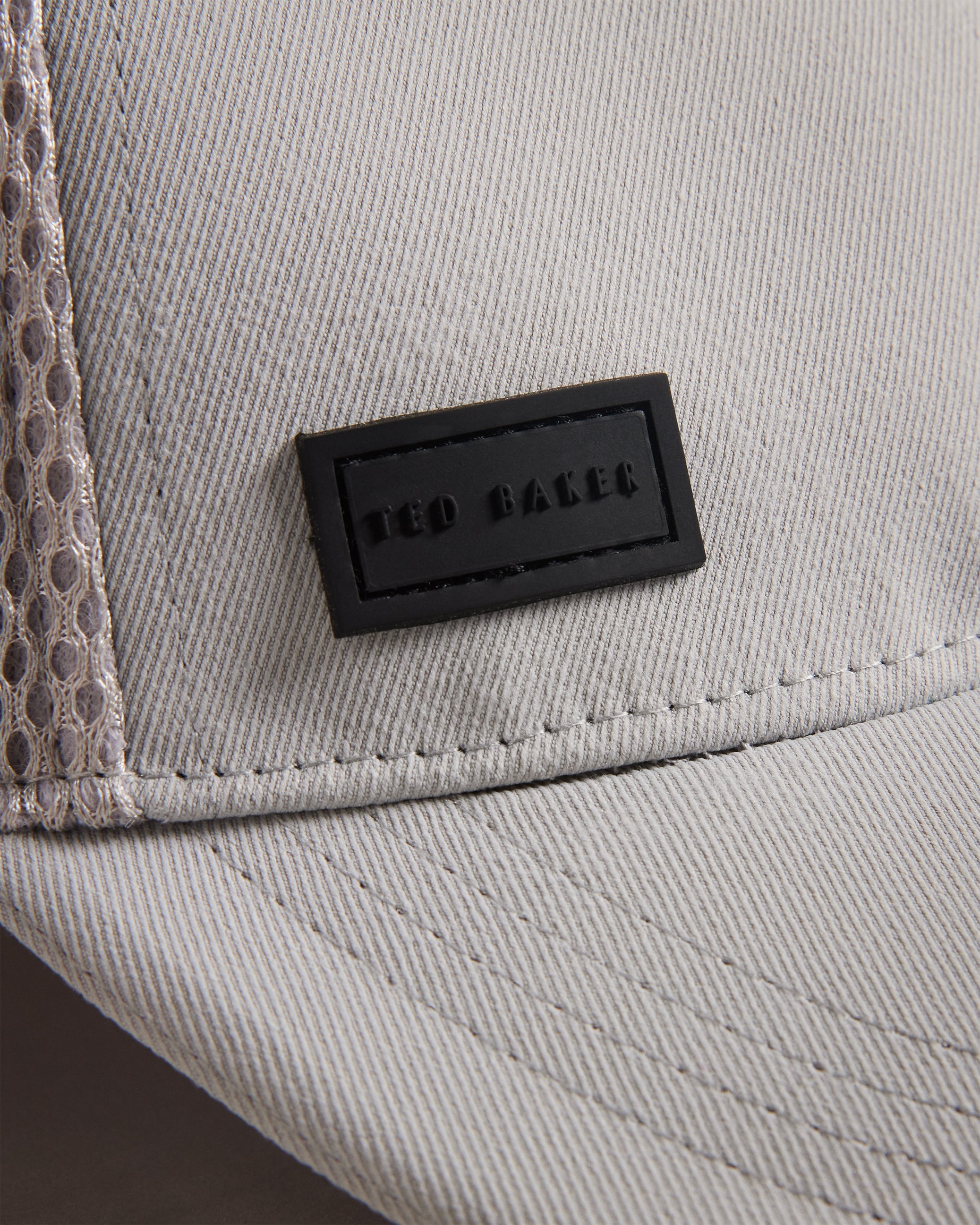 إيثانس كاب قطن بأجزاء من الشبك وشعار T لون رمادي