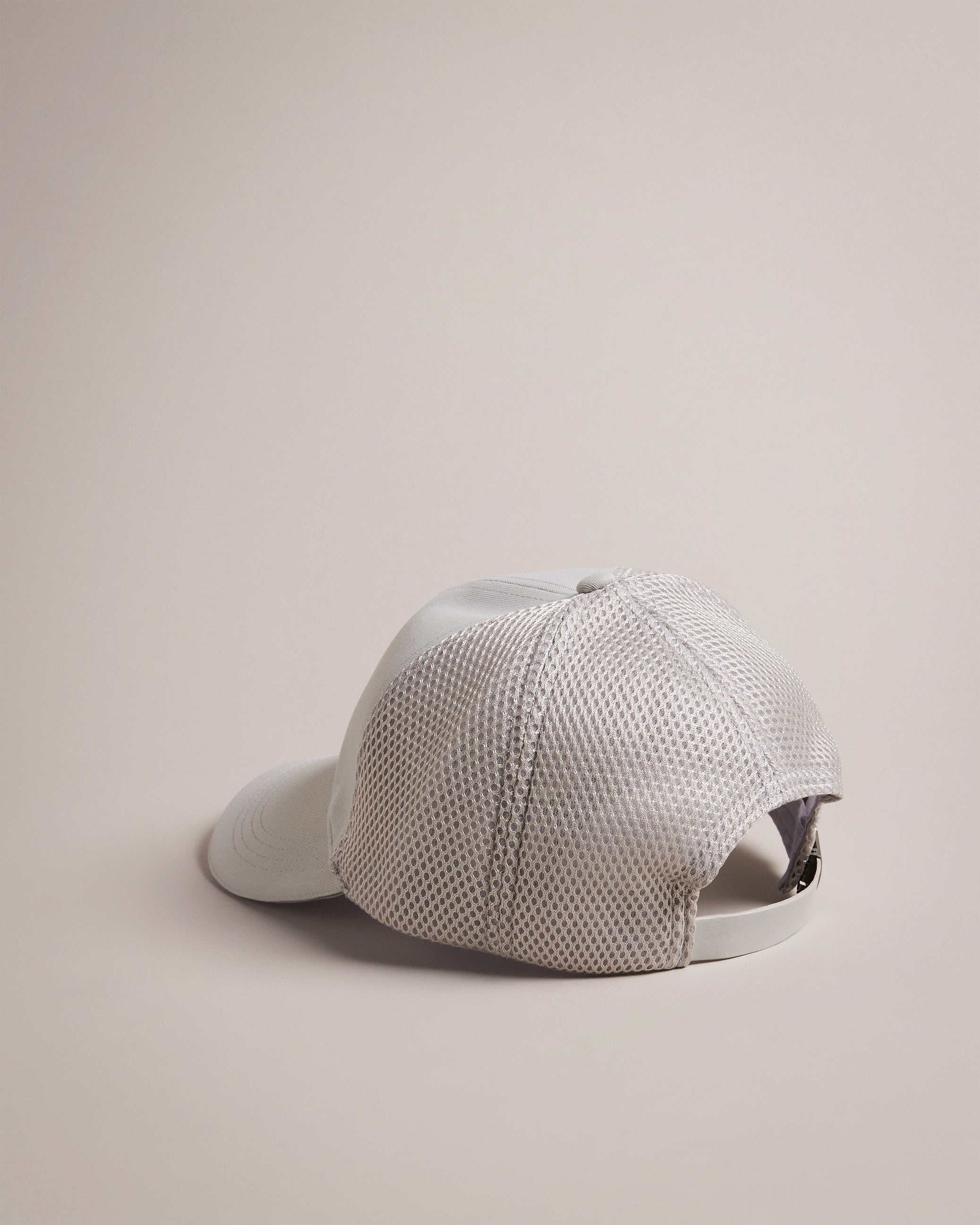 إيثانس كاب قطن بأجزاء من الشبك وشعار T لون رمادي