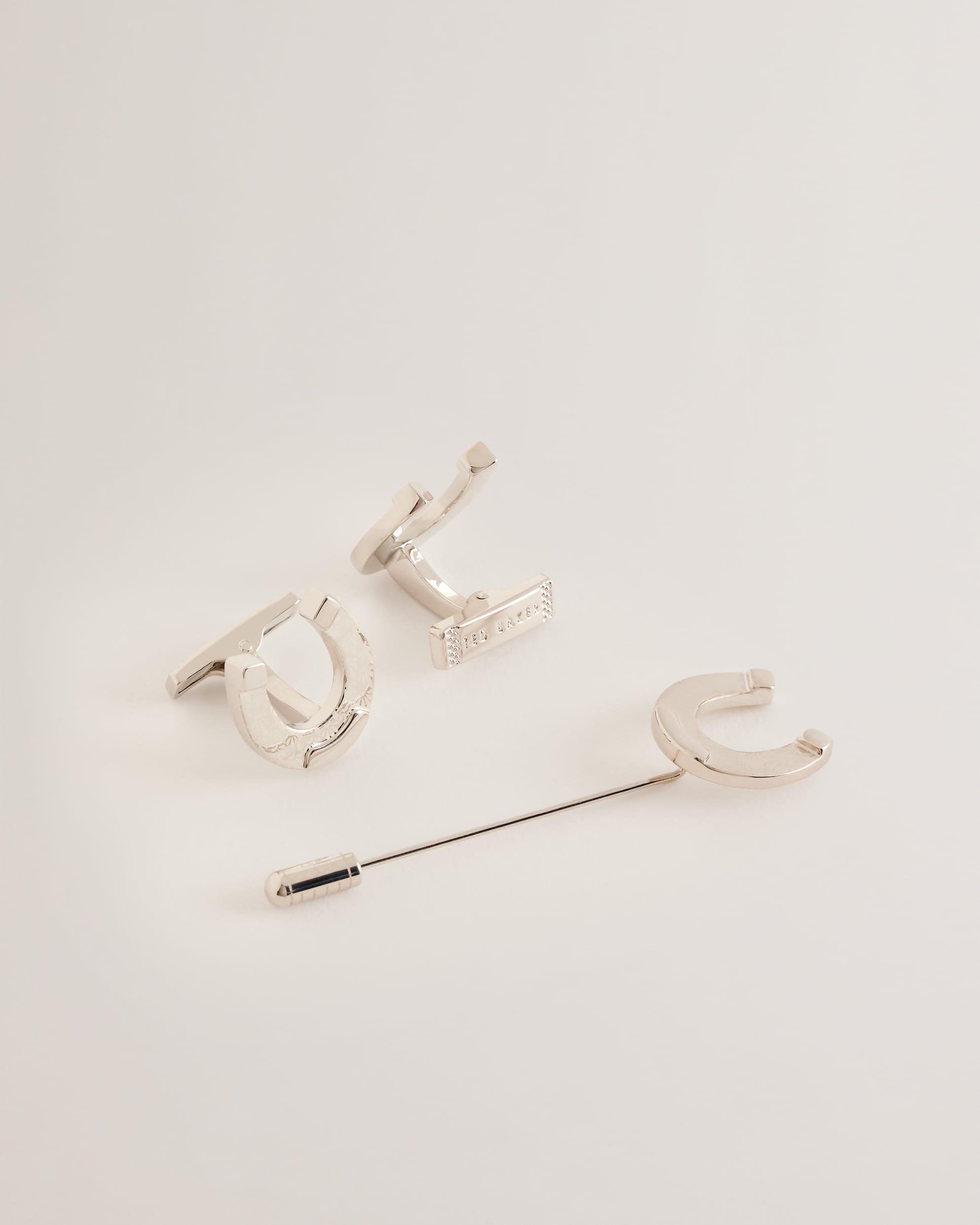Lucki Horseshoe Cufflinks And Lapel Pin Set Silver-Col
