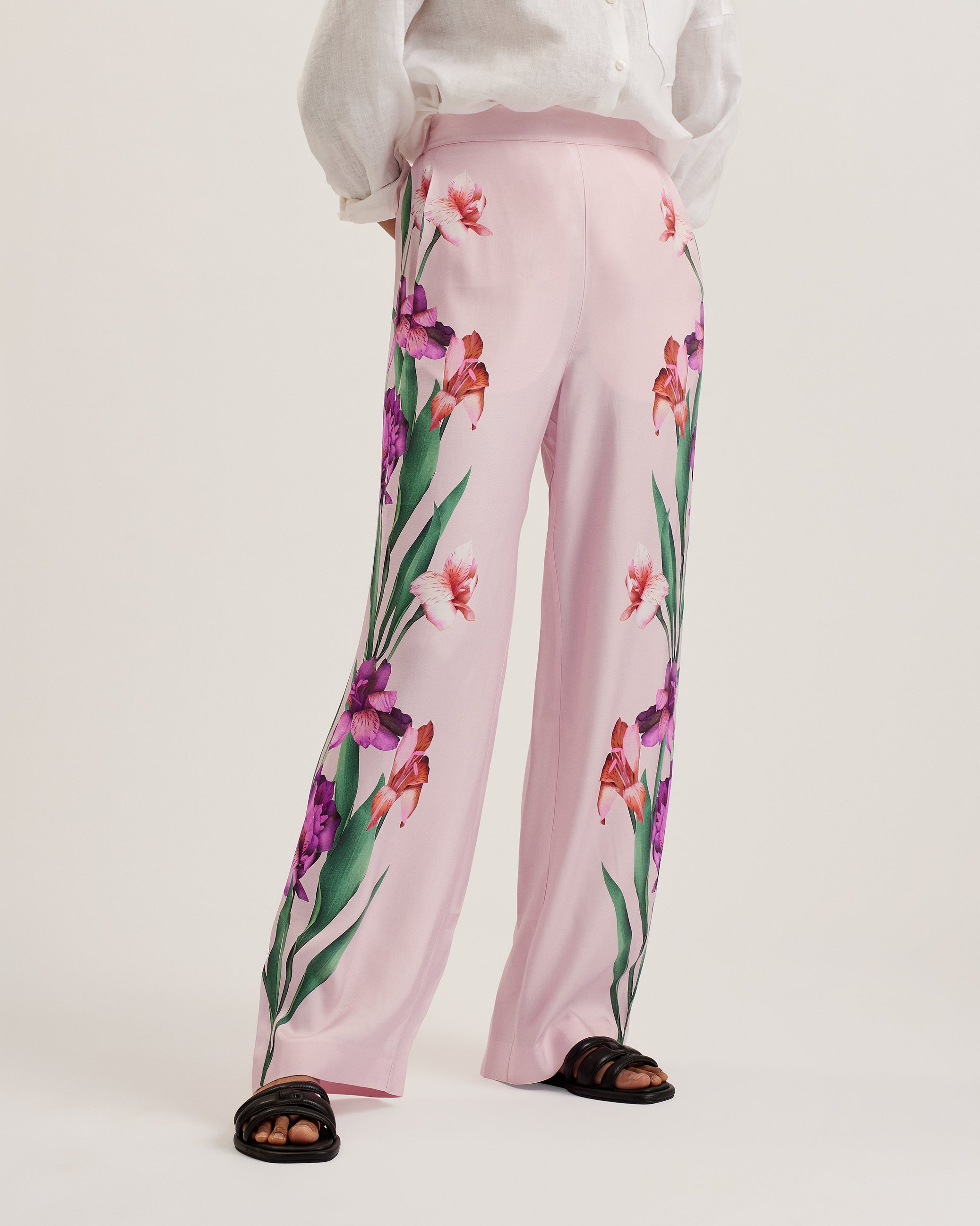 سالكا بنطال بقصة ساق واسعة لون وردي فاتح