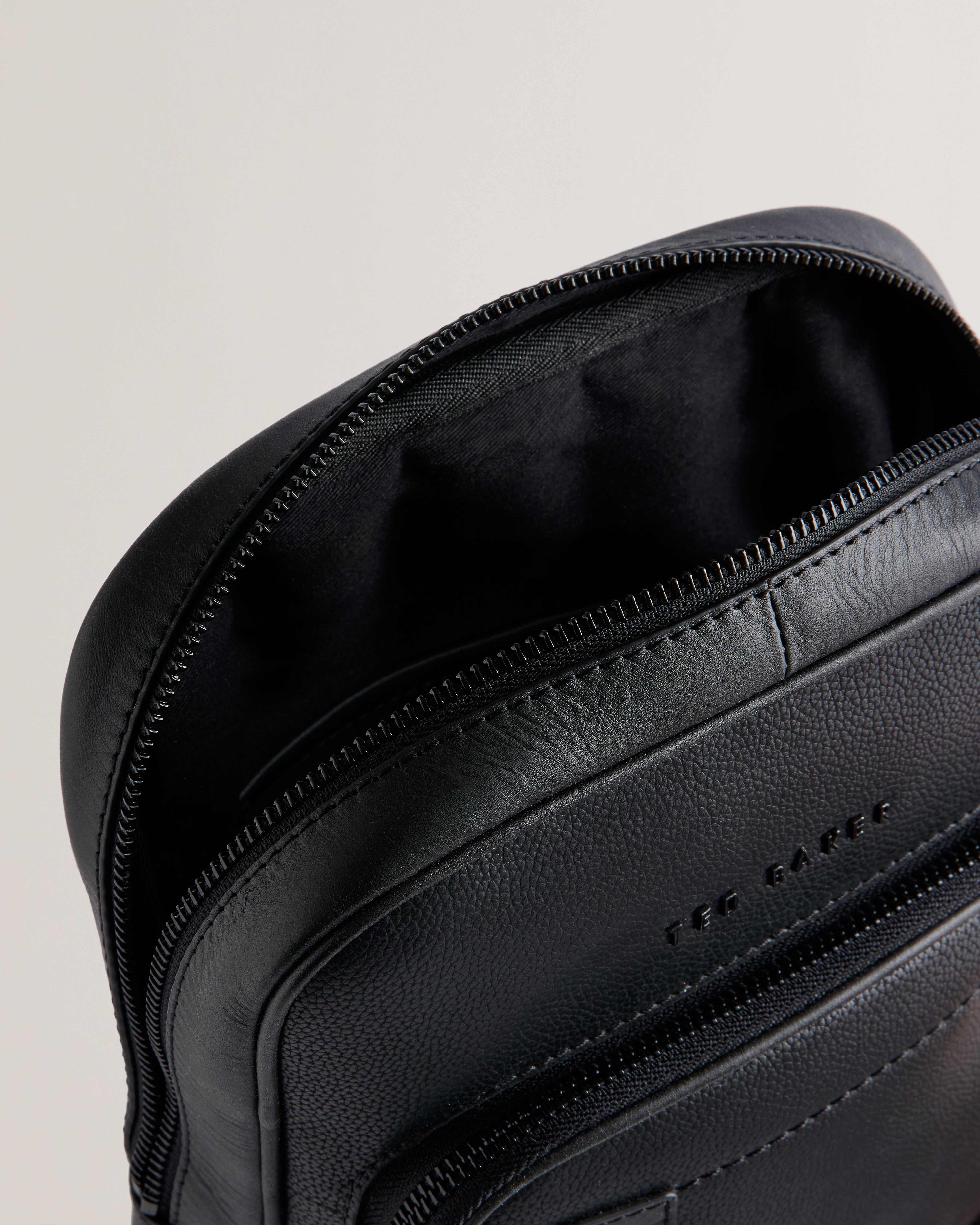 Landel Recycled Leather Slingbag Black