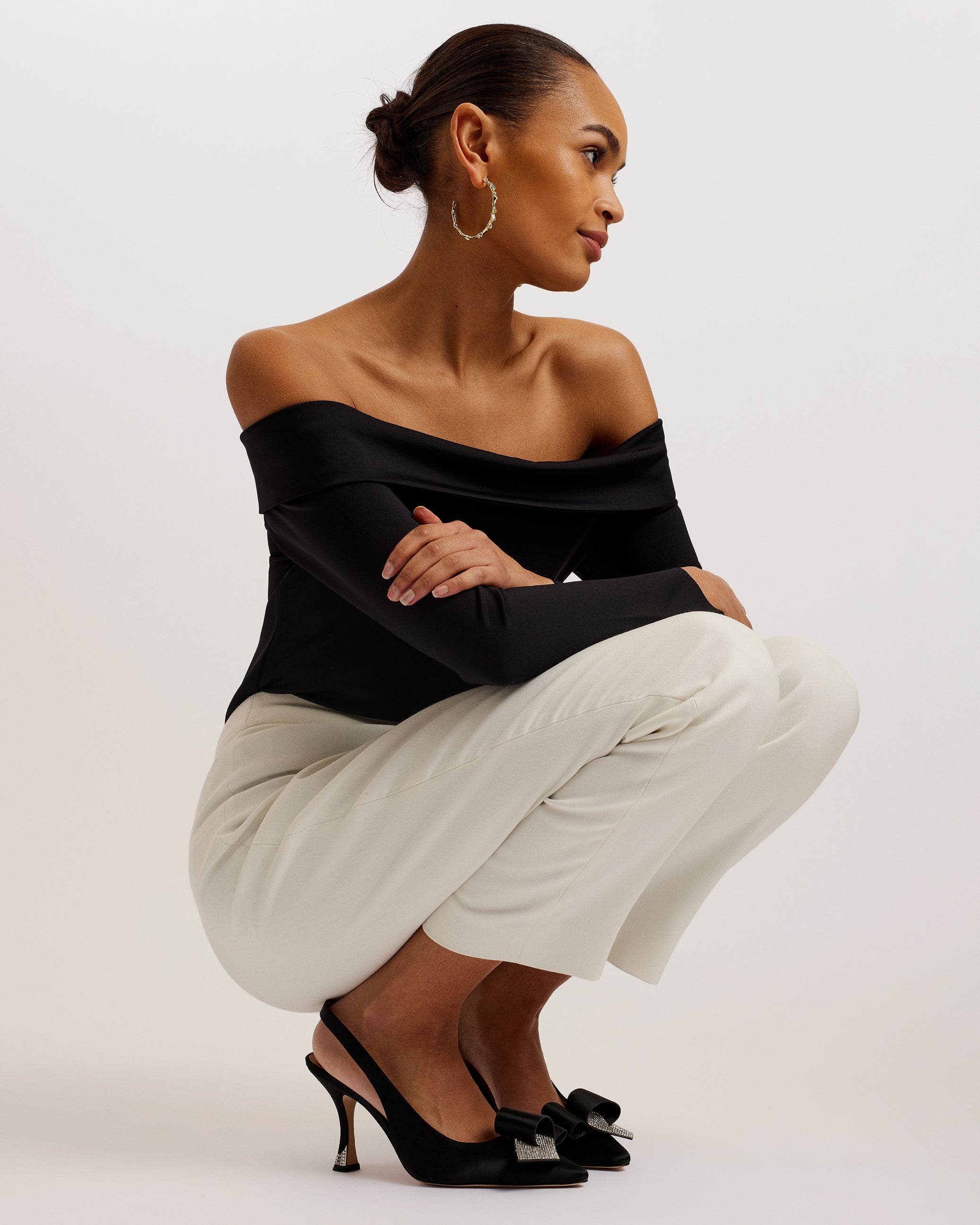 أريبو حذاء بكعب عالي وحزام مع فيونكا باللون الأسود