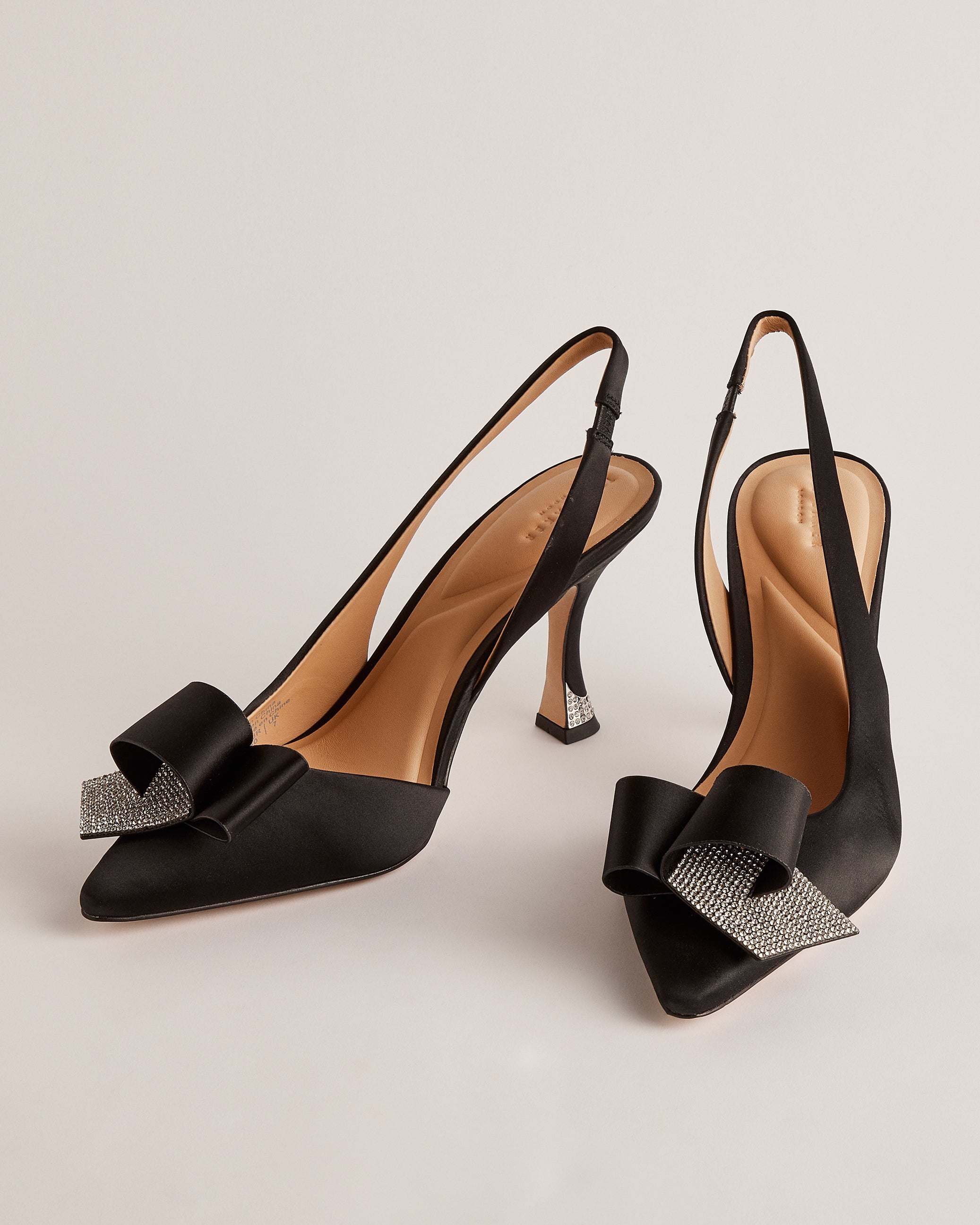 أريبو حذاء بكعب عالي وحزام مع فيونكا باللون الأسود