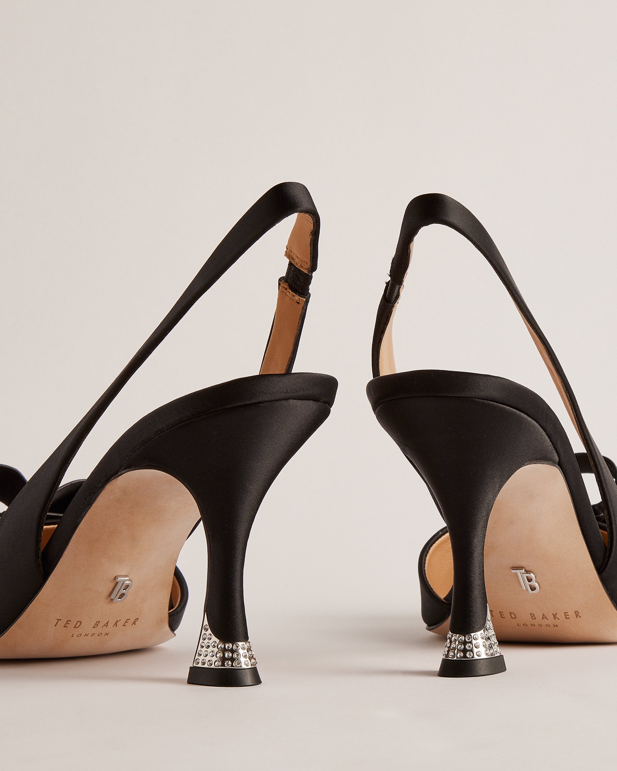 أريبو حذاء بكعب عالي وحزام مع فيونكا باللون الأسود