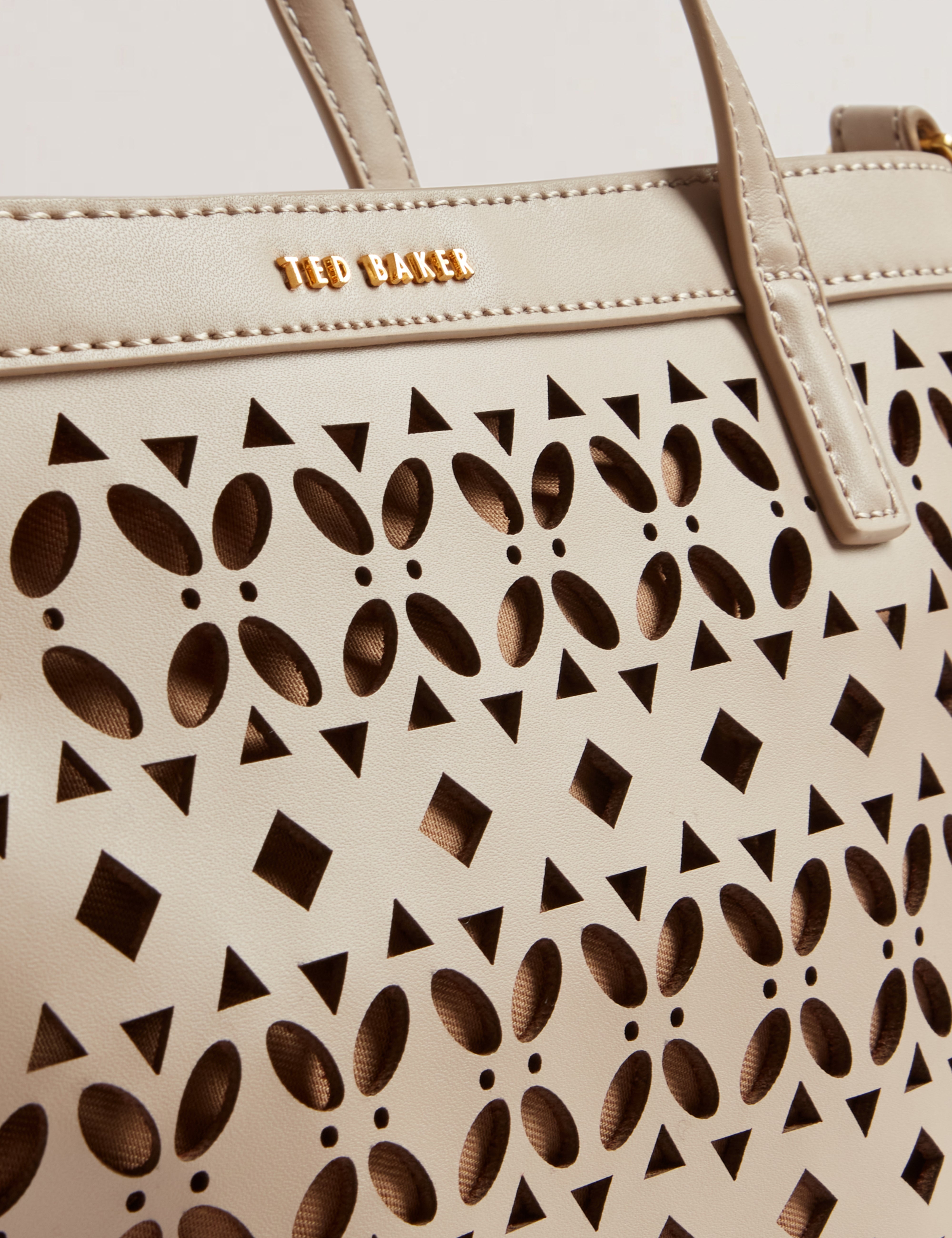 ليزان حقيبة لون بيج بتفاصيل مُفرغة