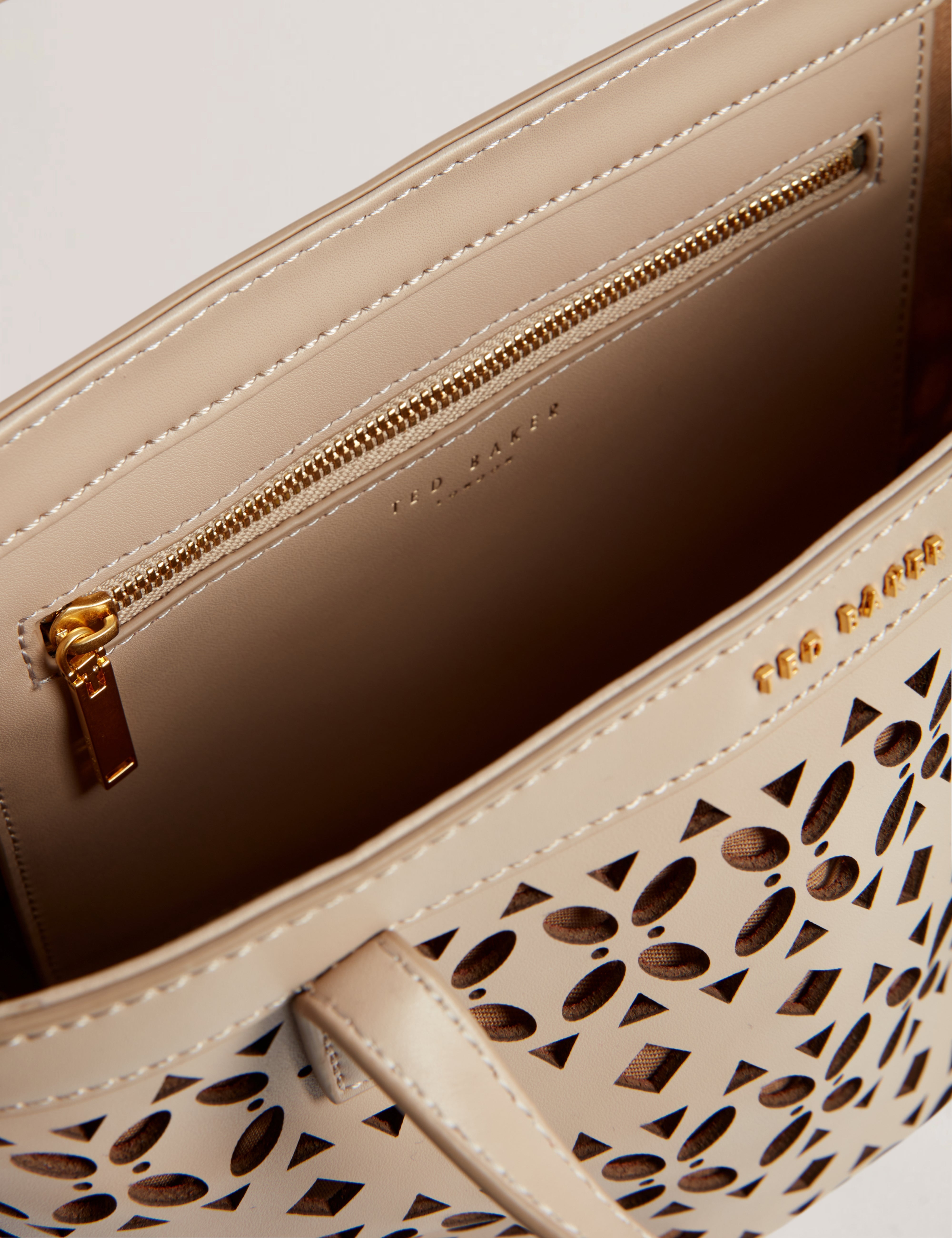 ليزان حقيبة لون بيج بتفاصيل مُفرغة