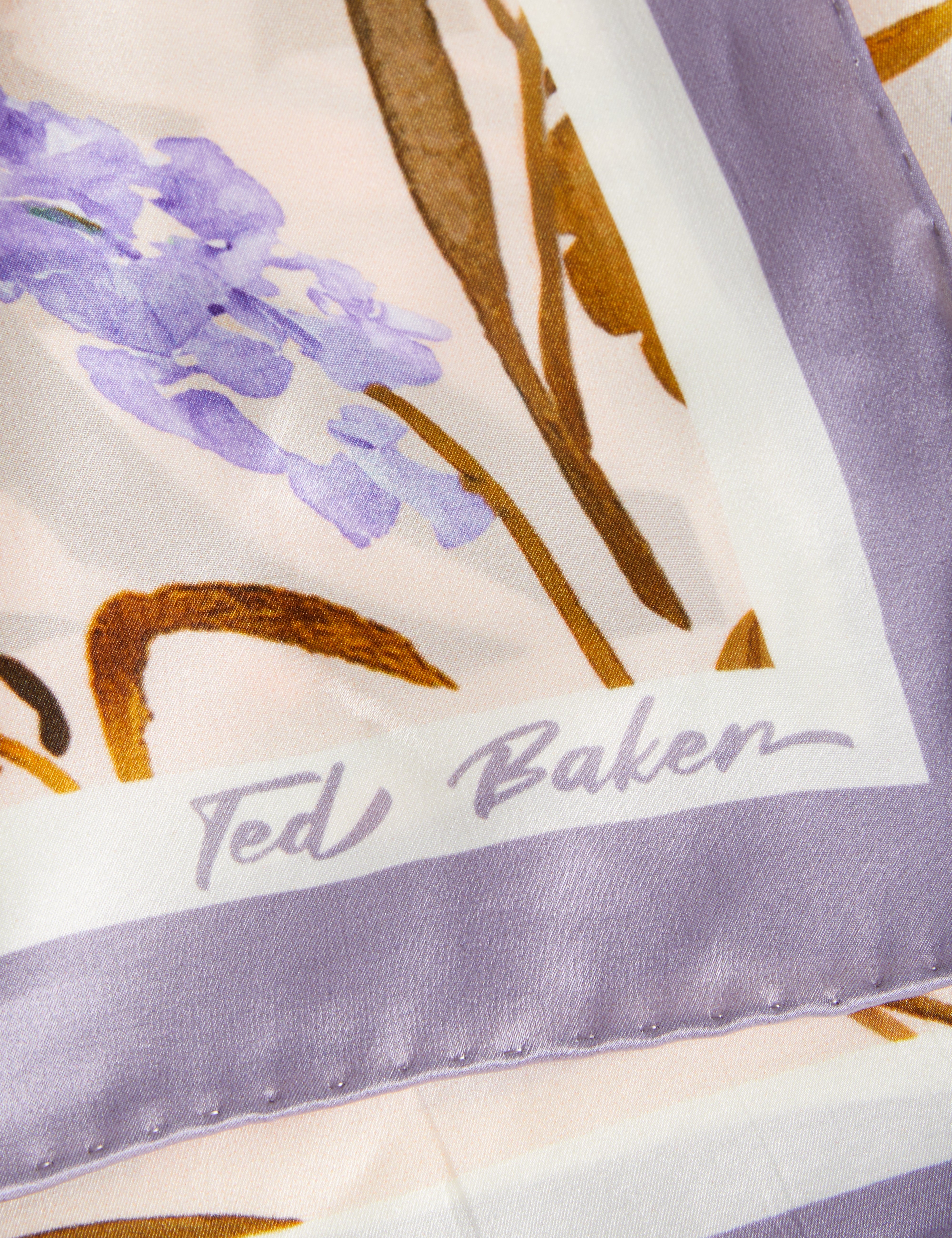 وشاح مربع من الحرير المطبوع من نيكلاي - وردي فاتح