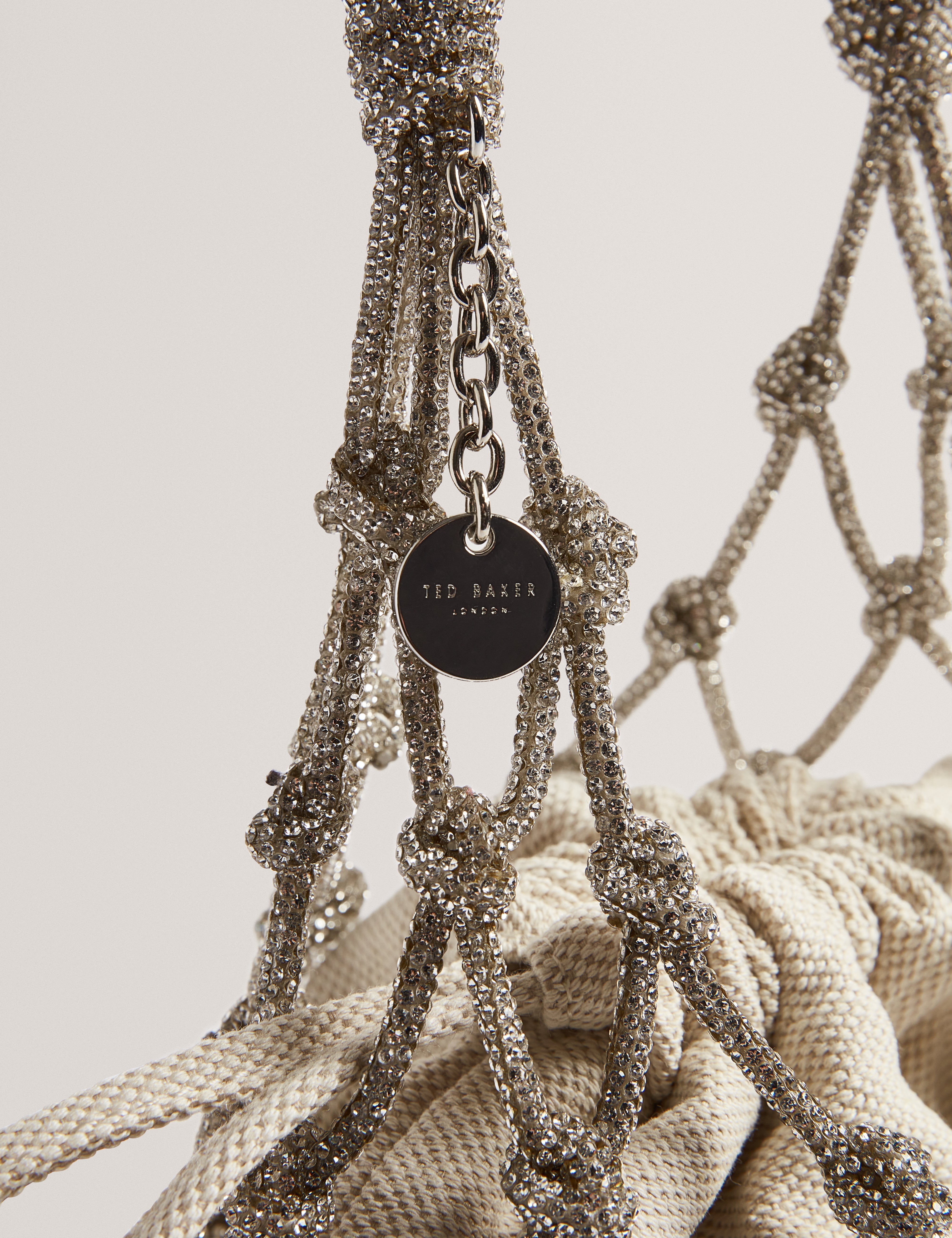 حقيبة كيليسا صغيرة بمقبض علوي من الكريستال المعقود باللون الفضي