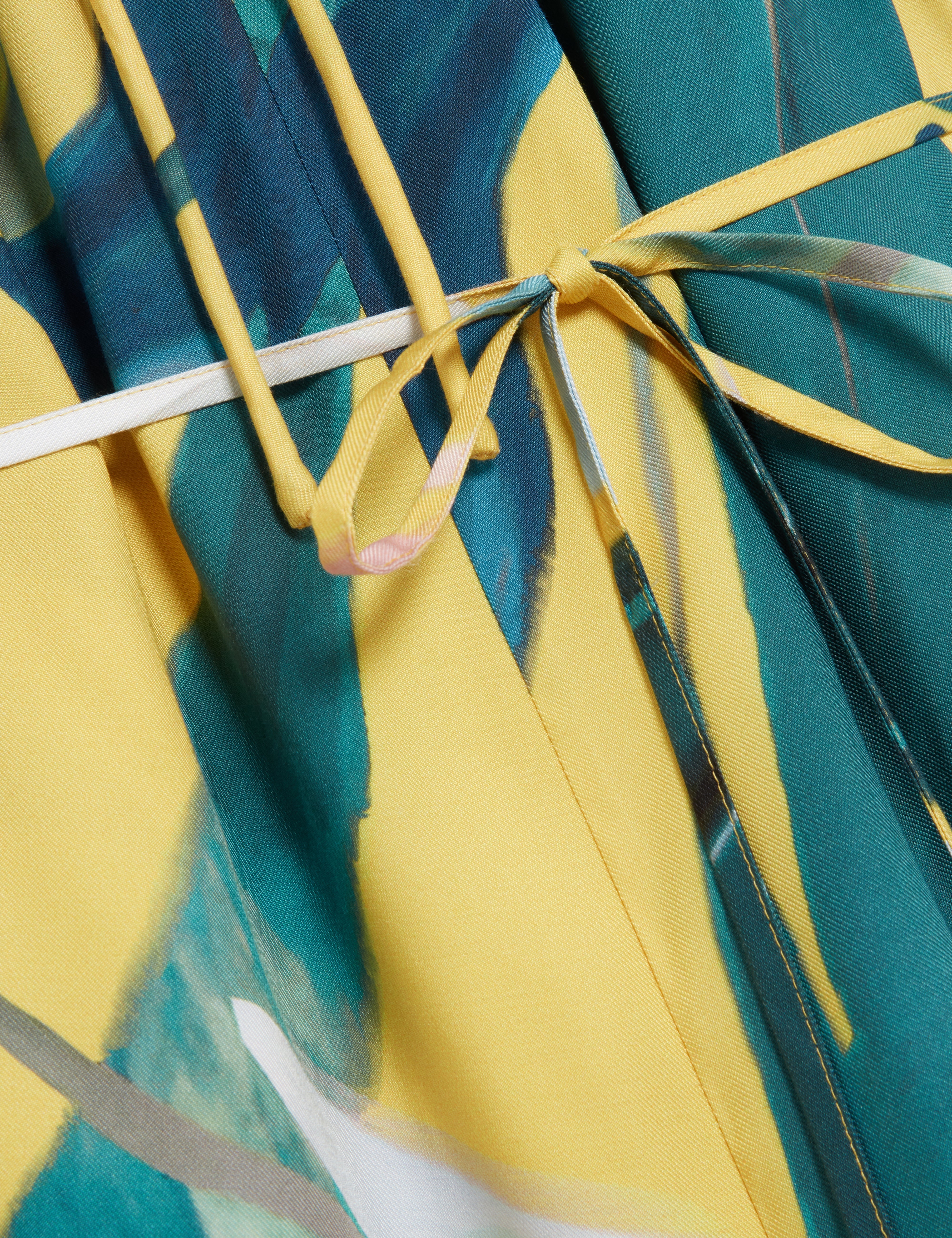 فستان ريليا متوسط ​​الطول بفتحة رقبة على شكل هالتر باللون الأصفر