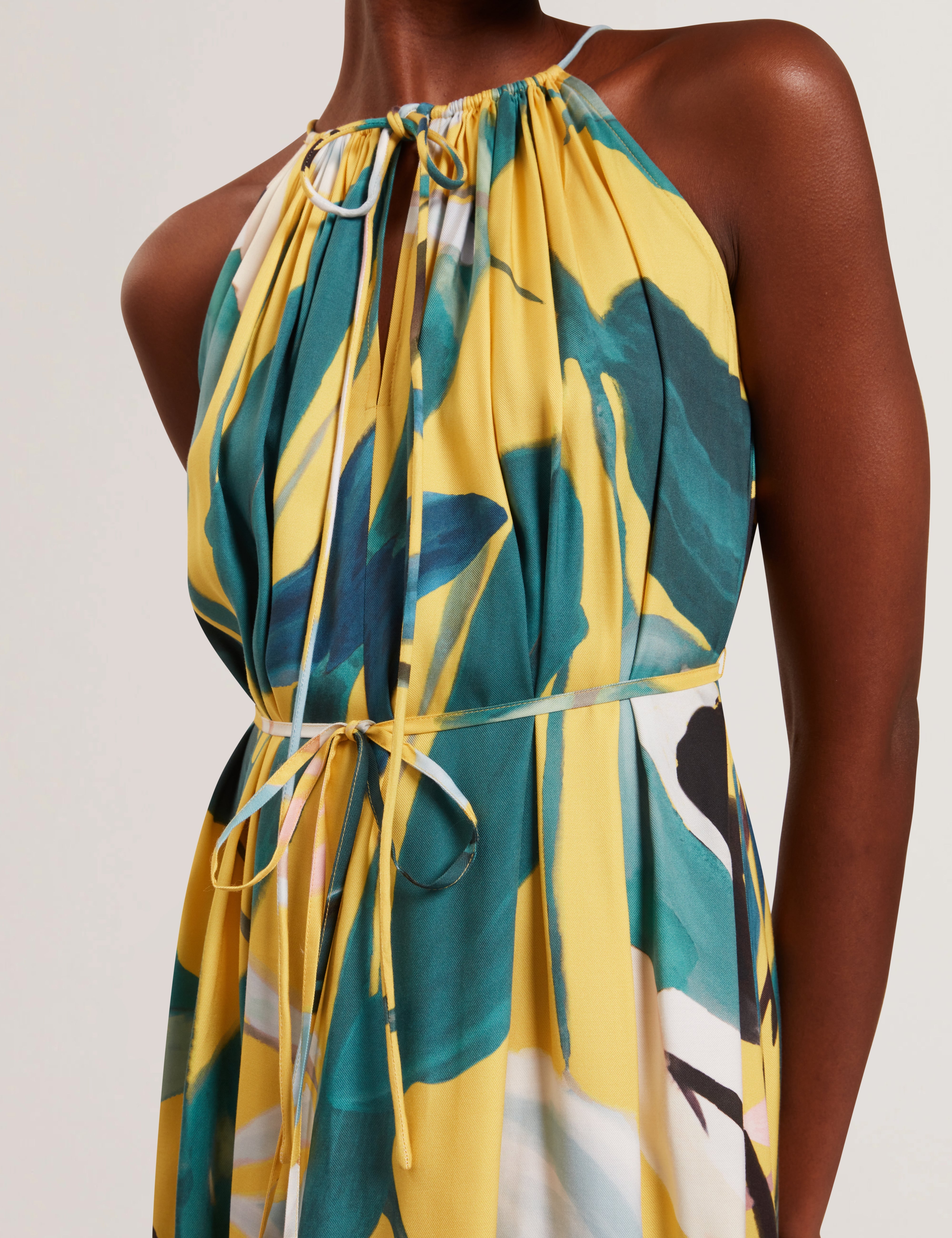 فستان ريليا متوسط ​​الطول بفتحة رقبة على شكل هالتر باللون الأصفر