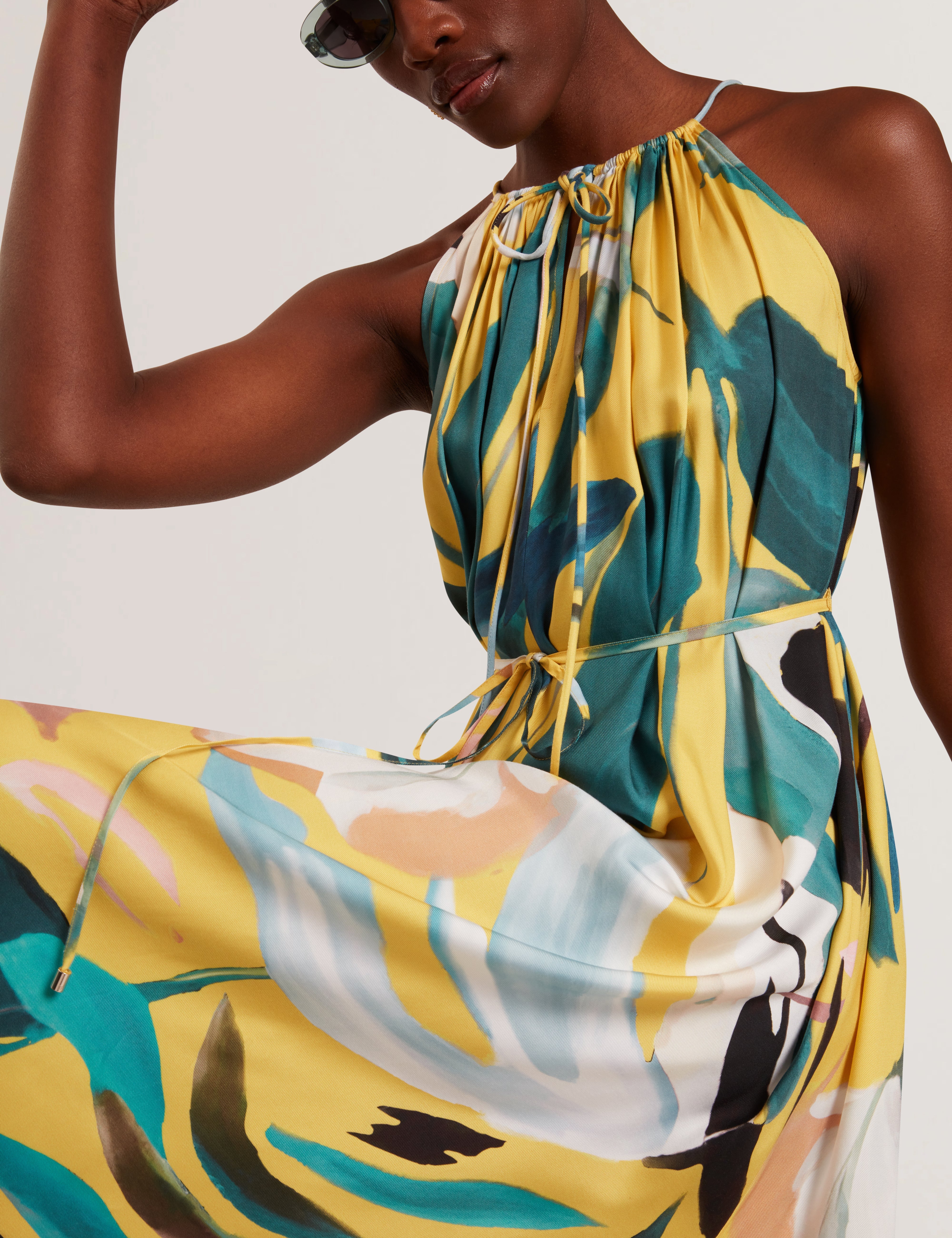 فستان ريليا متوسط ​​الطول بفتحة رقبة على شكل هالتر باللون الأصفر