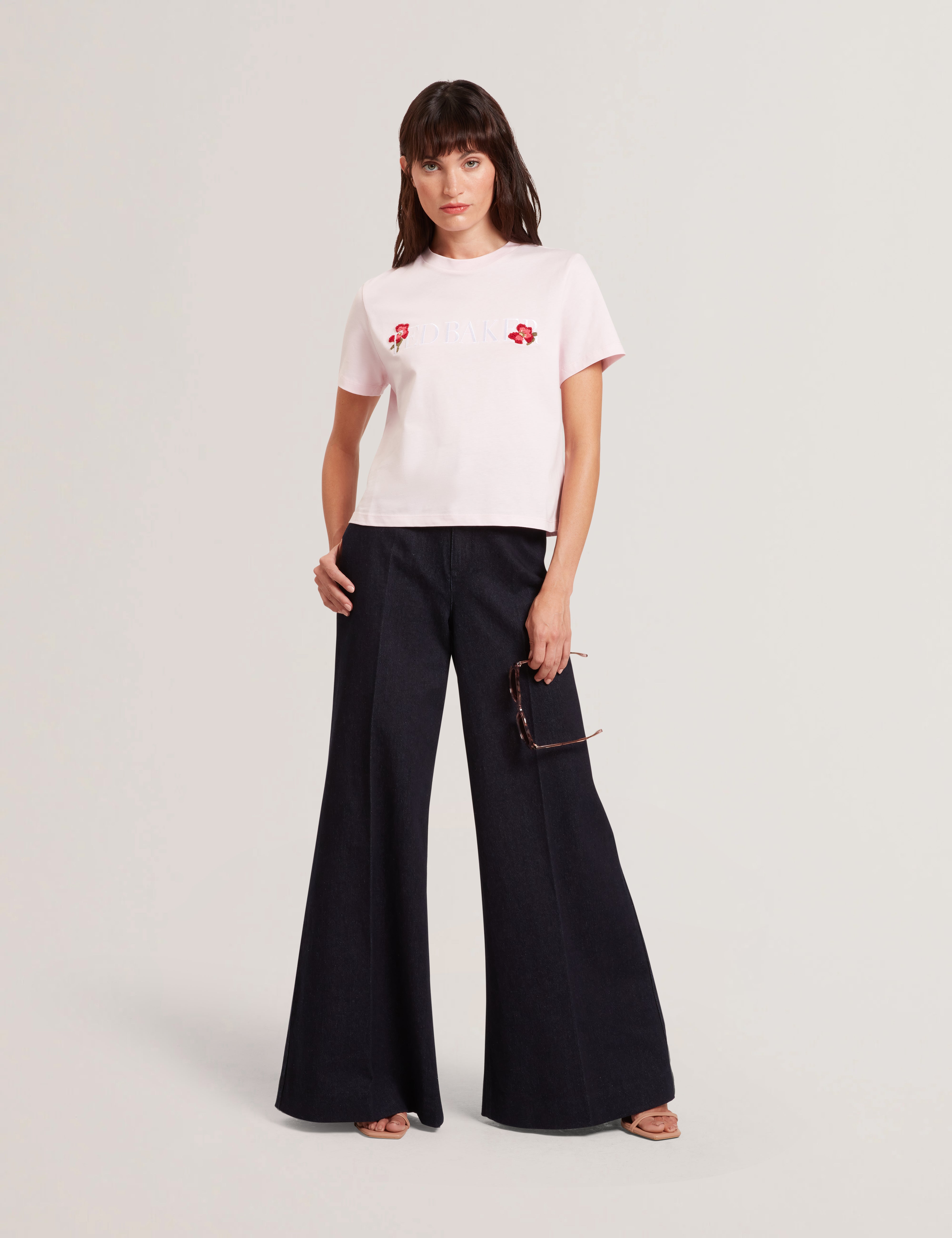 مولي تيشيرت بعلامة تيد بيكر لون وردي فاتح