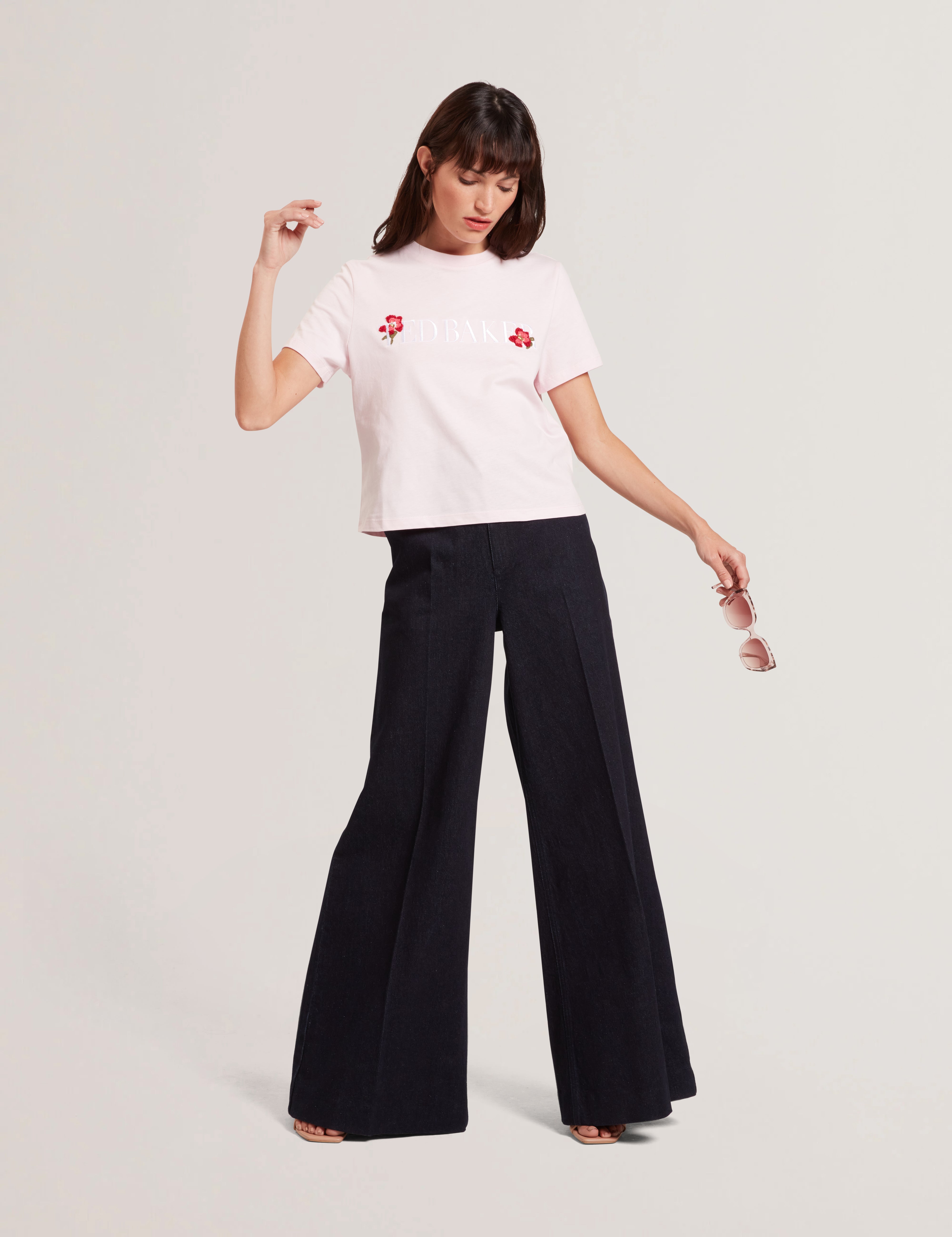 مولي تيشيرت بعلامة تيد بيكر لون وردي فاتح